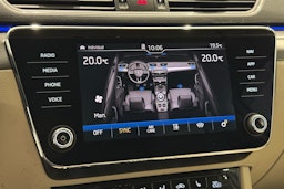 valkoinen Skoda Superb 2017 kuva 23.
