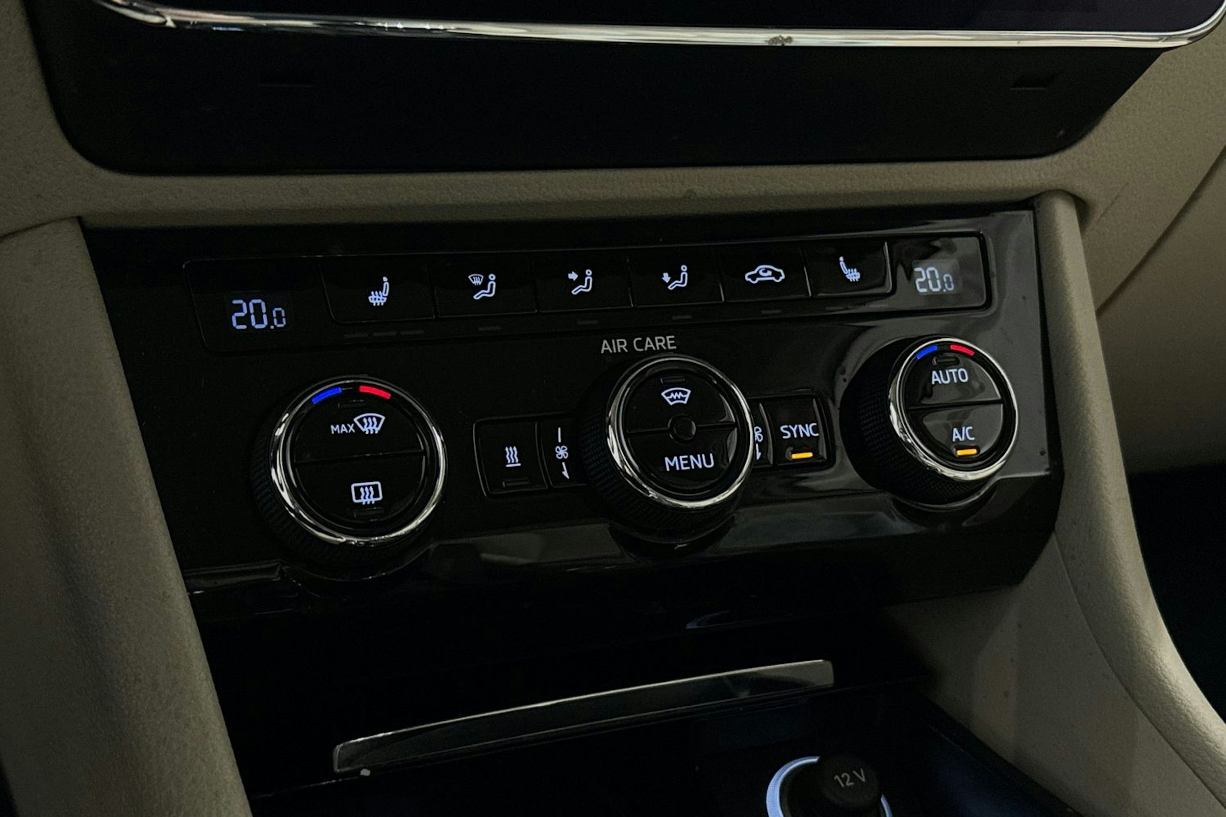 valkoinen Skoda Superb 2017 kuva 24.