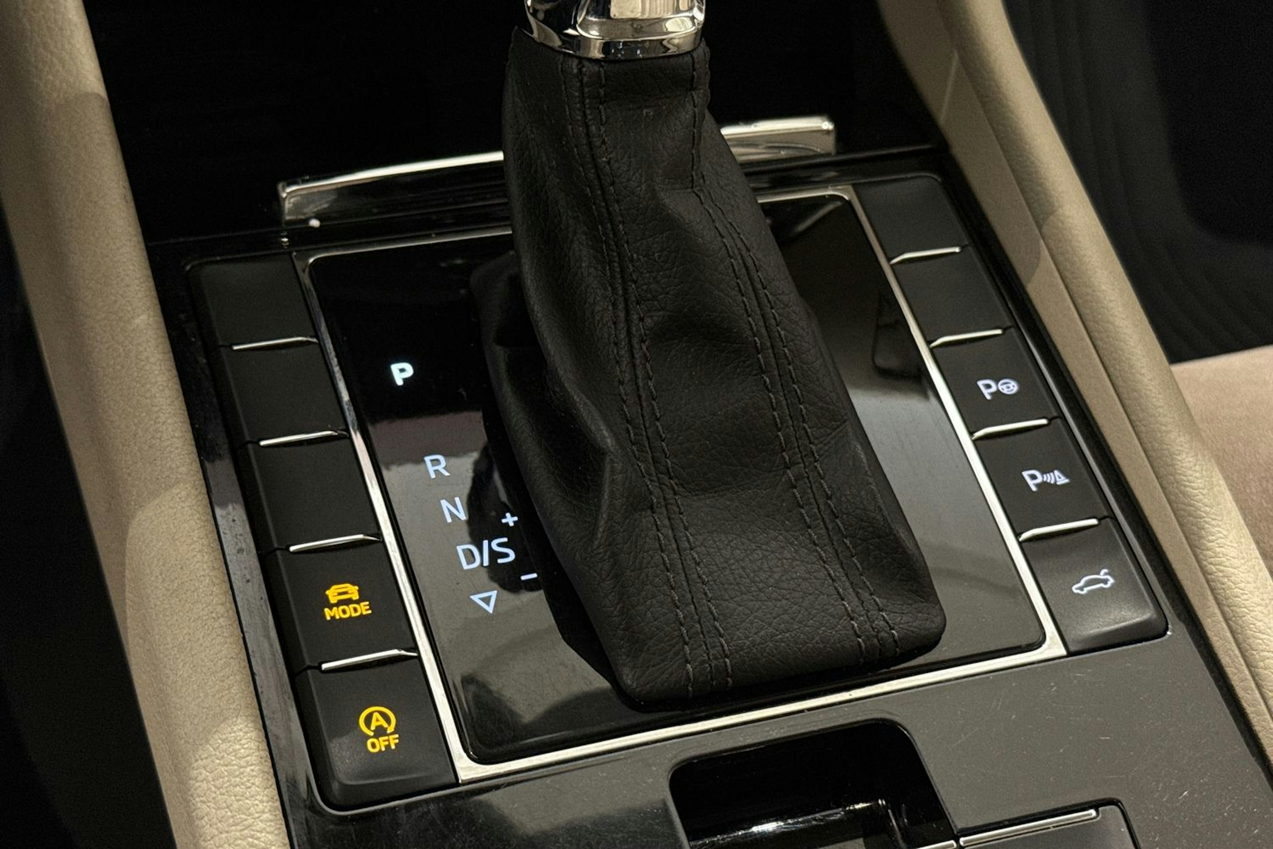valkoinen Skoda Superb 2017 kuva 25.