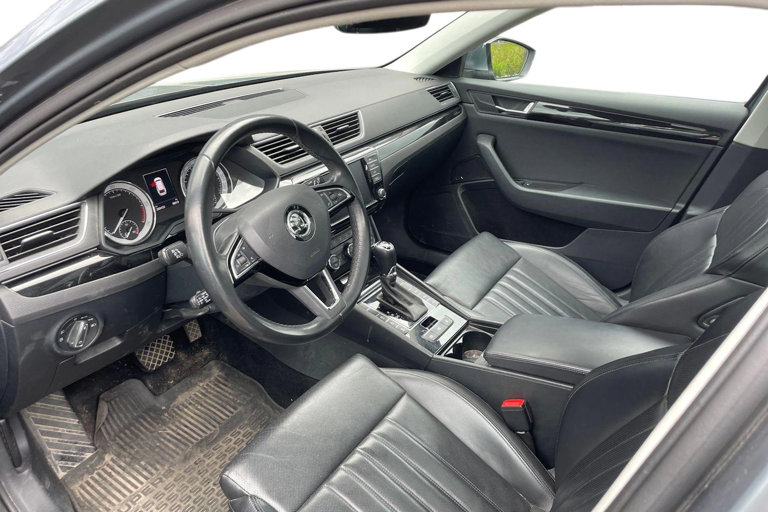 harmaa Skoda Superb 2017 kuva 3.