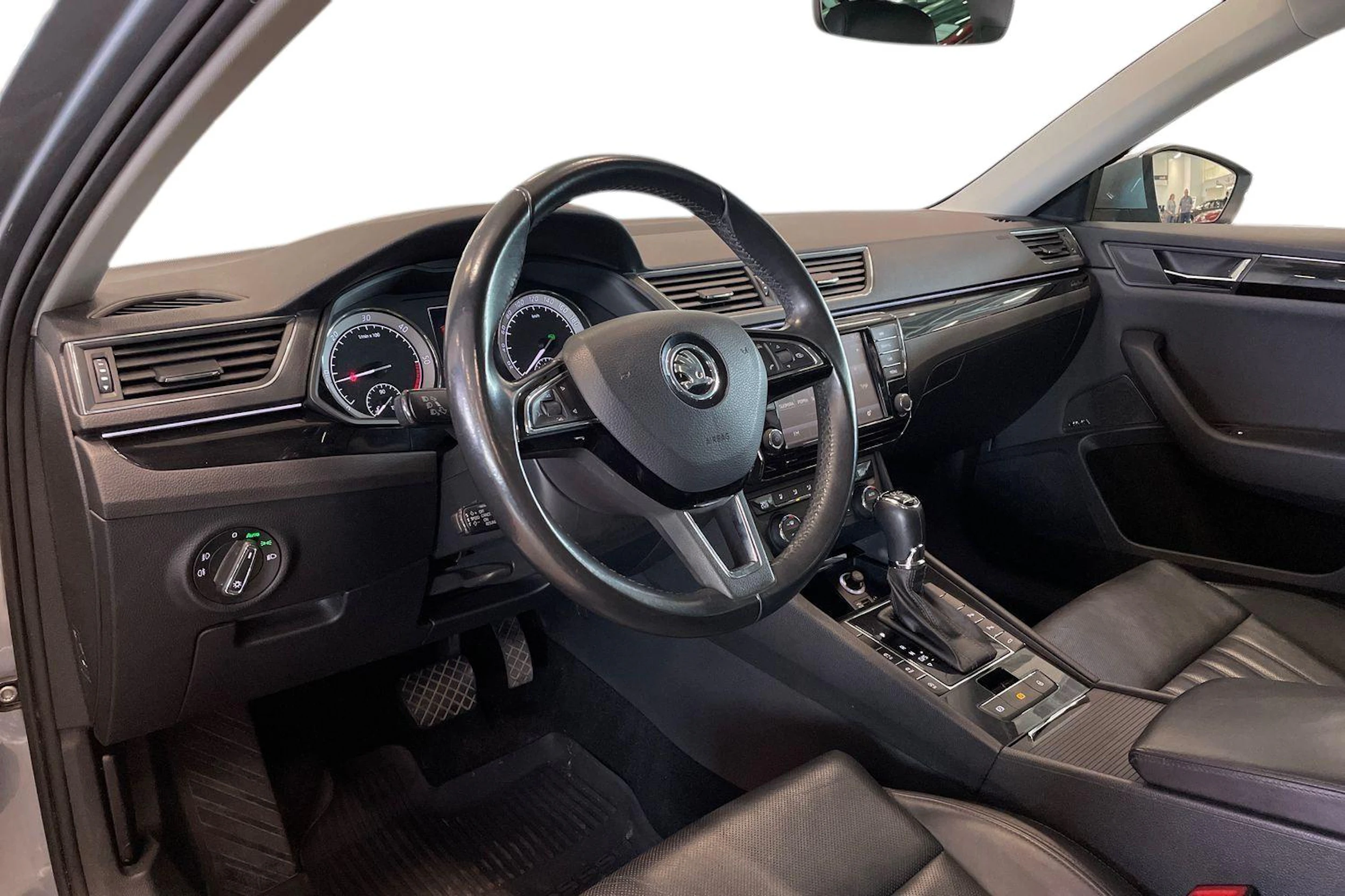 harmaa Skoda Superb 2017 kuva 6.