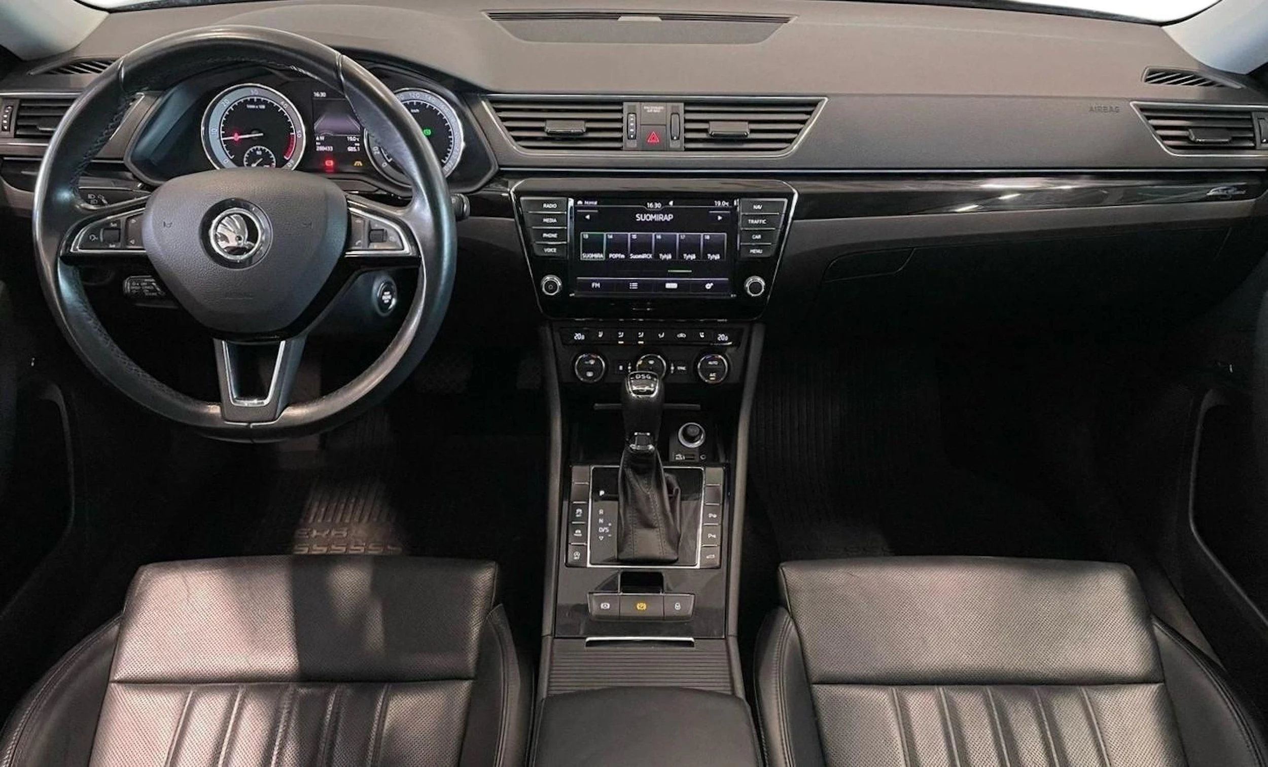 harmaa Skoda Superb 2017 kuva 7.