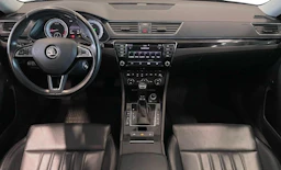 harmaa Skoda Superb 2017 kuva 7.