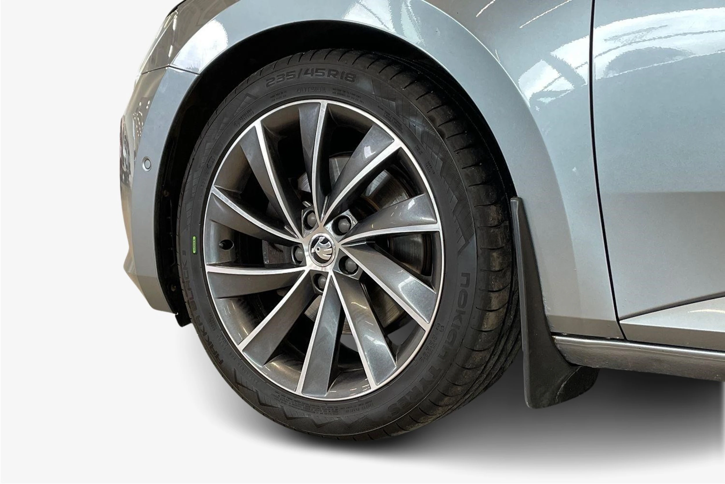 harmaa Skoda Superb 2017 kuva 9.