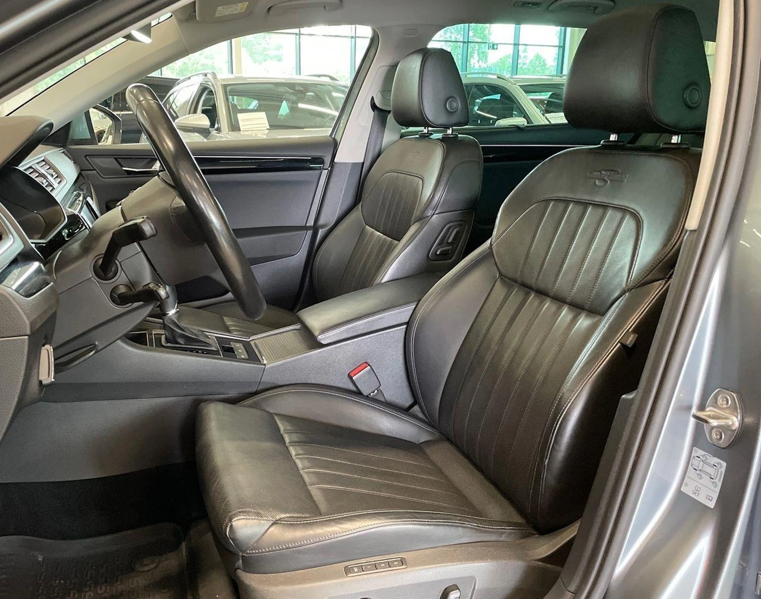 harmaa Skoda Superb 2017 kuva 11.
