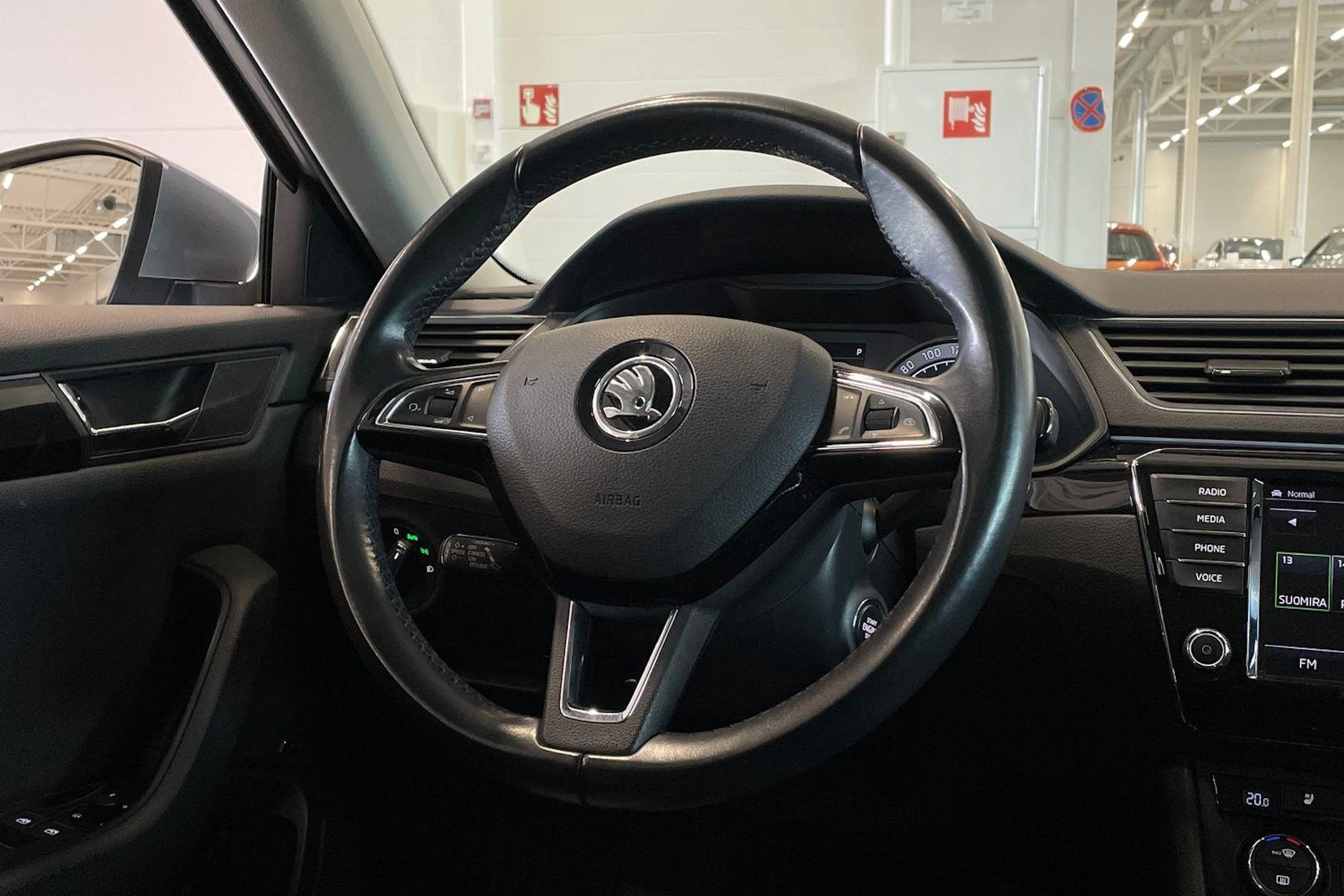 harmaa Skoda Superb 2017 kuva 13.