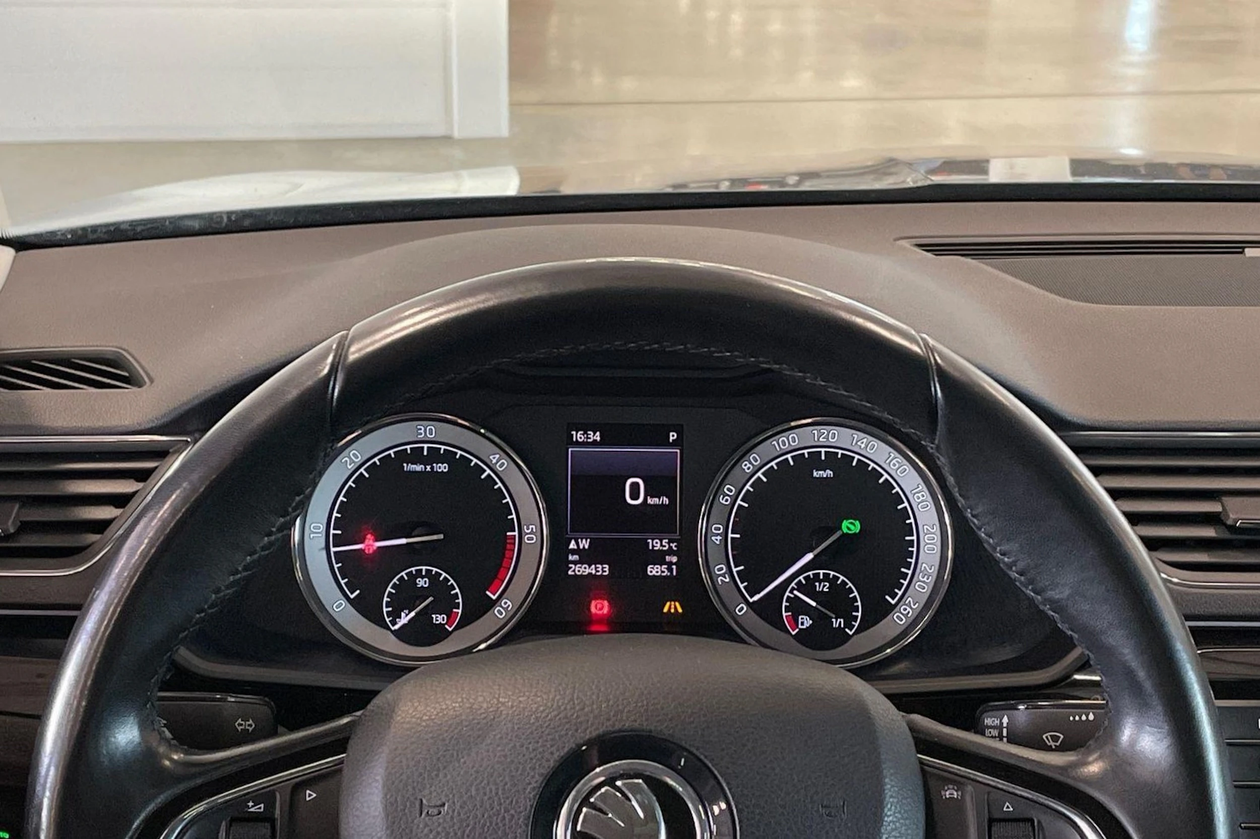 harmaa Skoda Superb 2017 kuva 14.