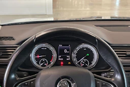 harmaa Skoda Superb 2017 kuva 14.