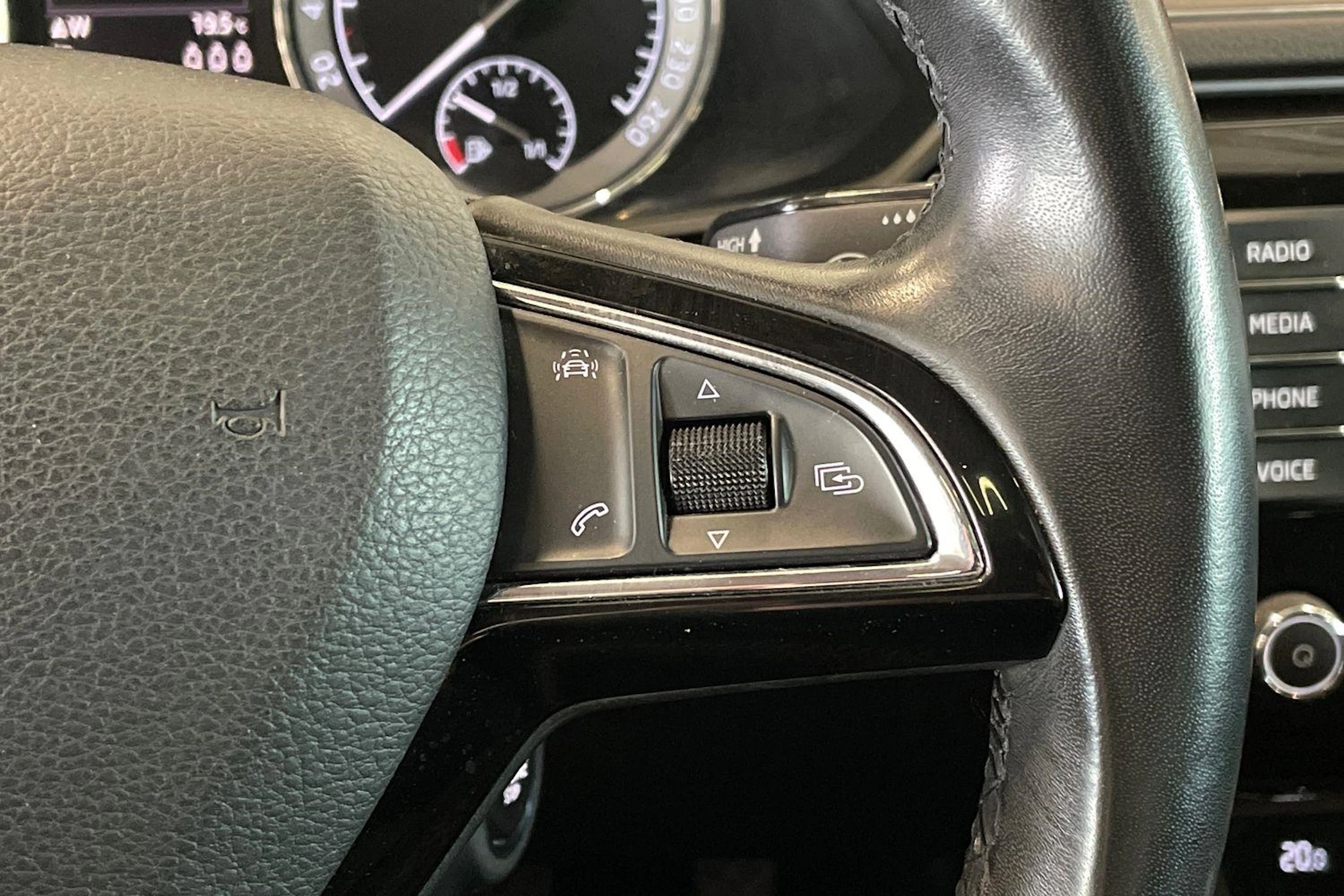 harmaa Skoda Superb 2017 kuva 15.