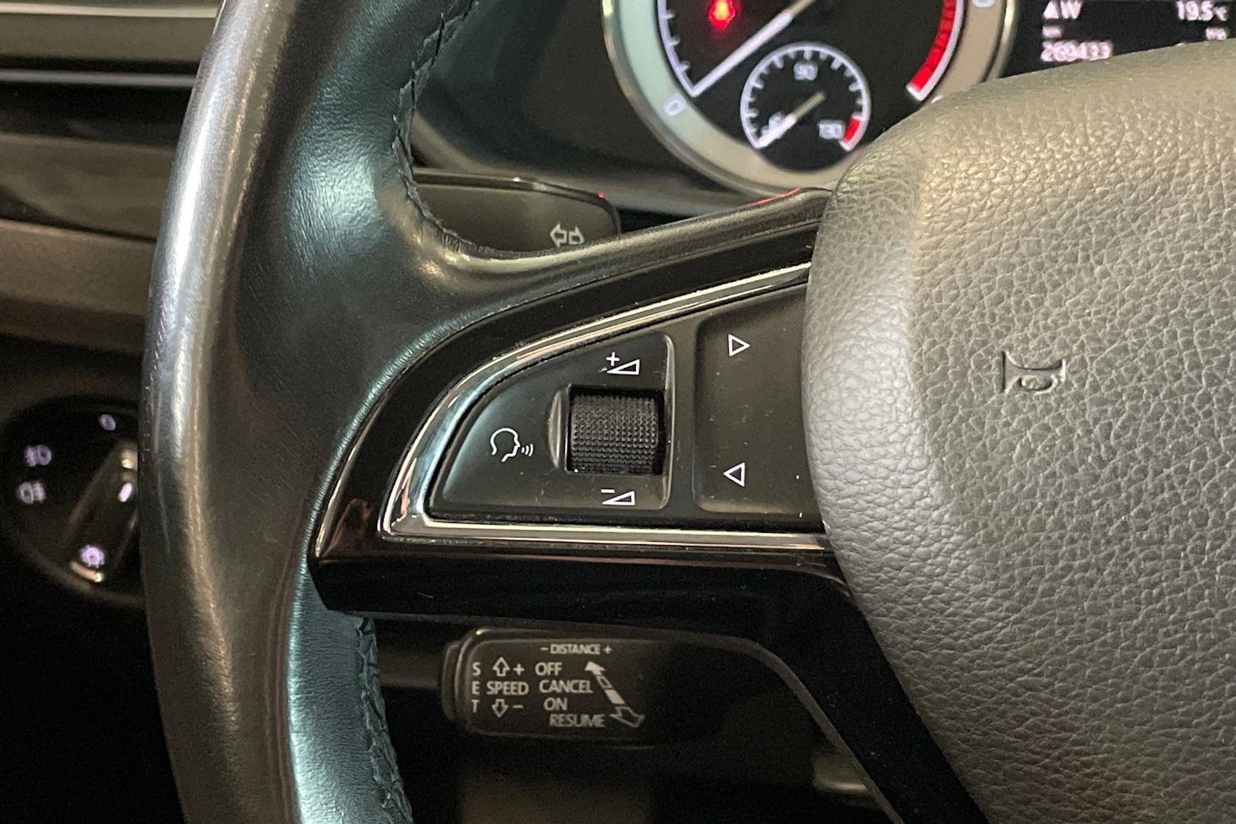 harmaa Skoda Superb 2017 kuva 16.
