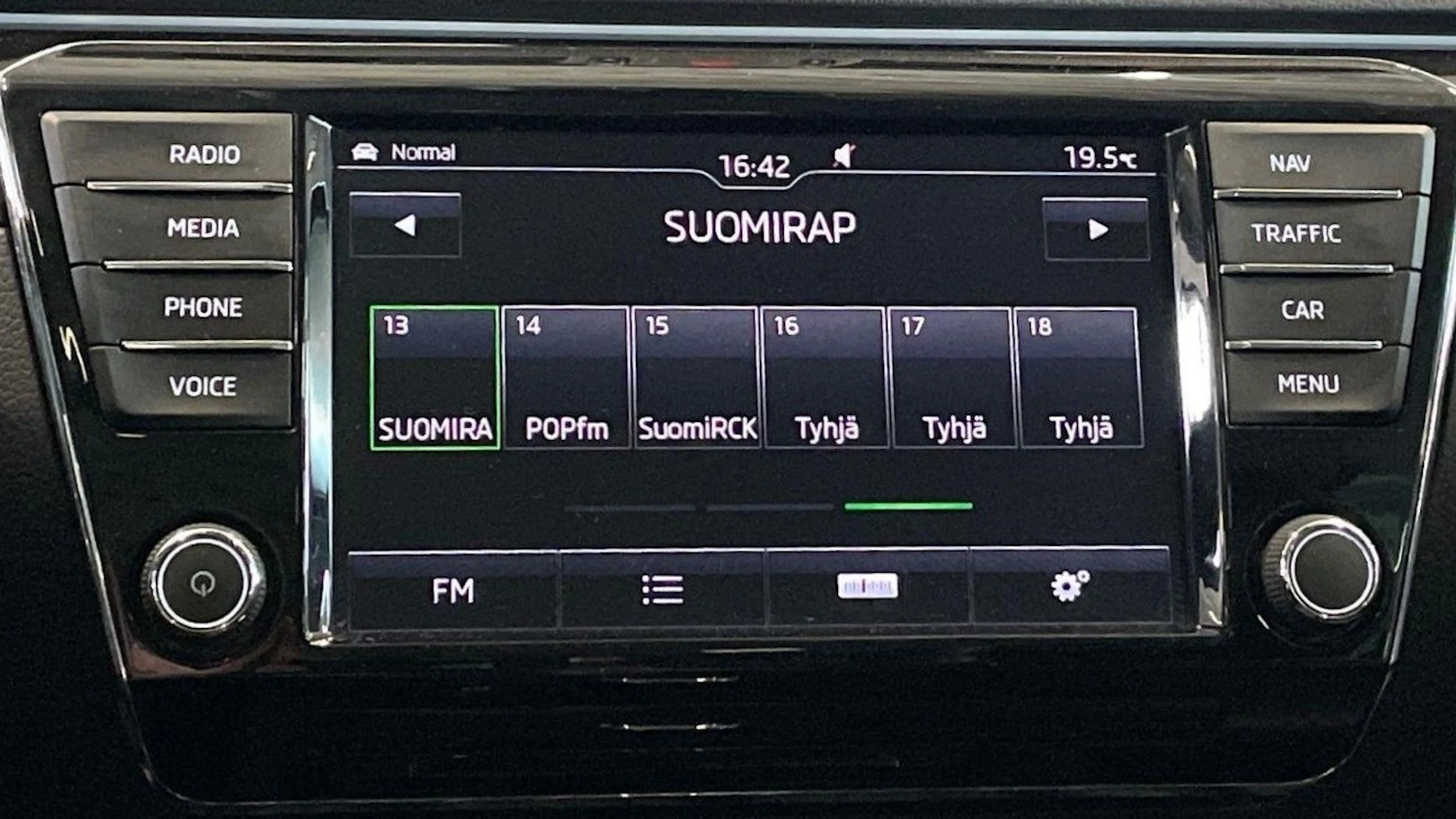 harmaa Skoda Superb 2017 kuva 18.