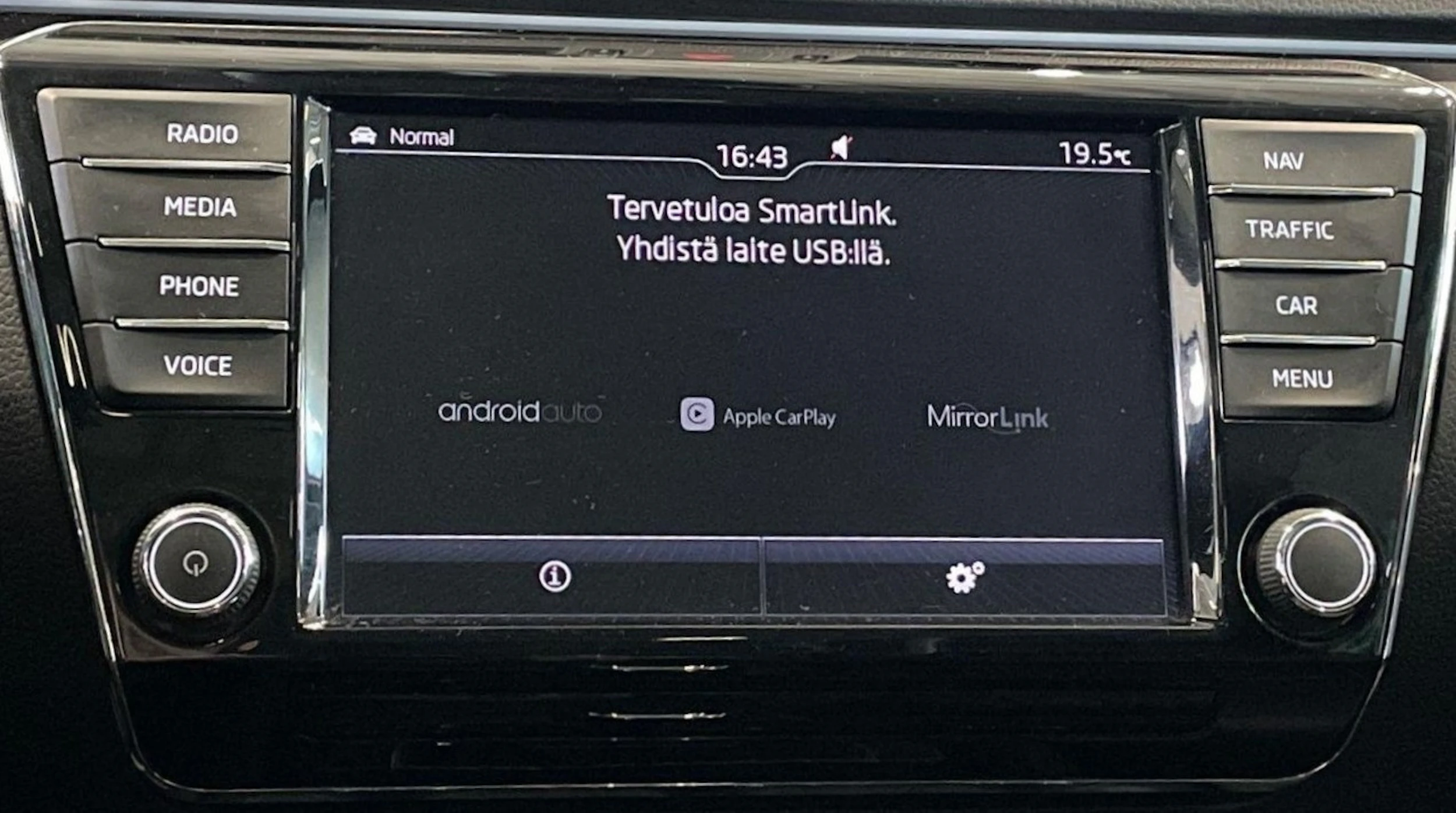 harmaa Skoda Superb 2017 kuva 20.