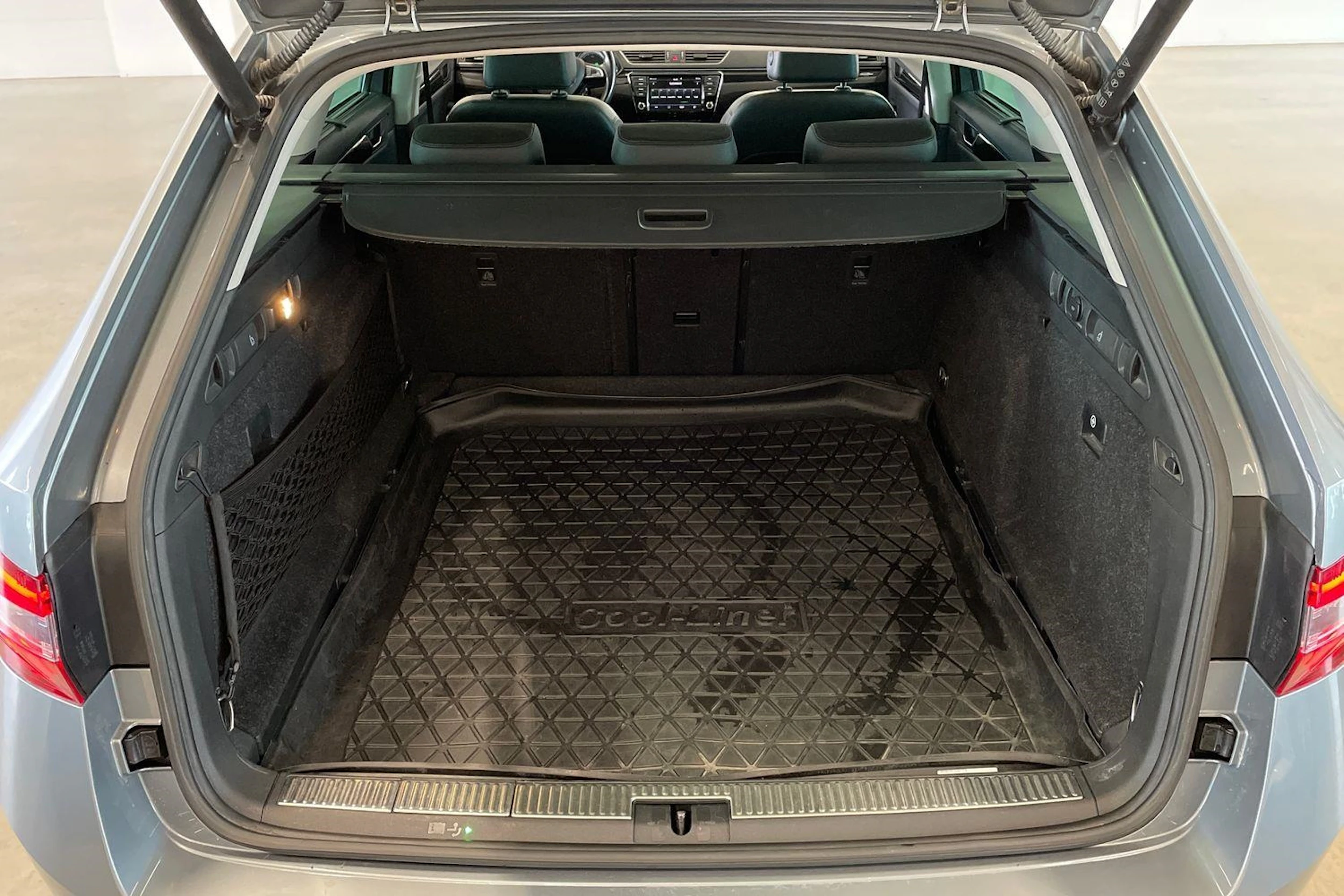 harmaa Skoda Superb 2017 kuva 31.