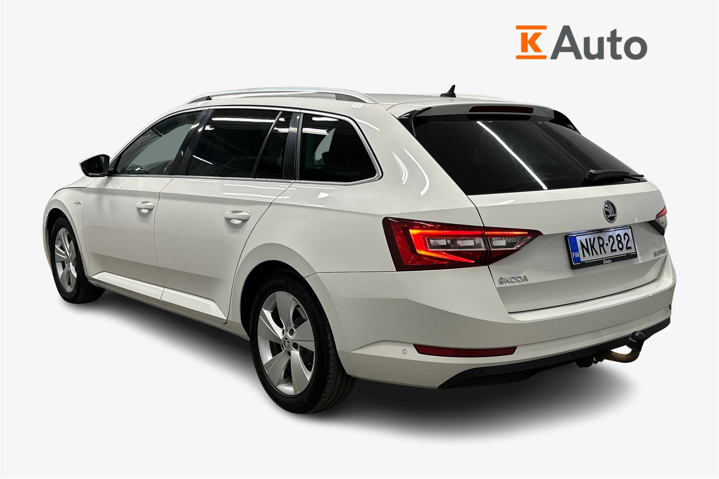 valkoinen Skoda Superb 2017 kuva 2.