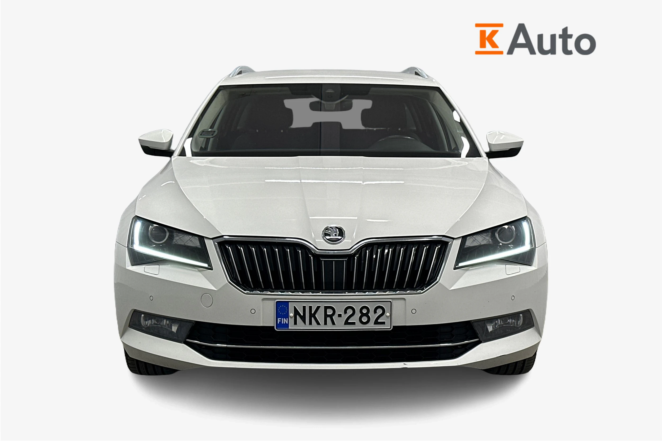 valkoinen Skoda Superb 2017 kuva 4.