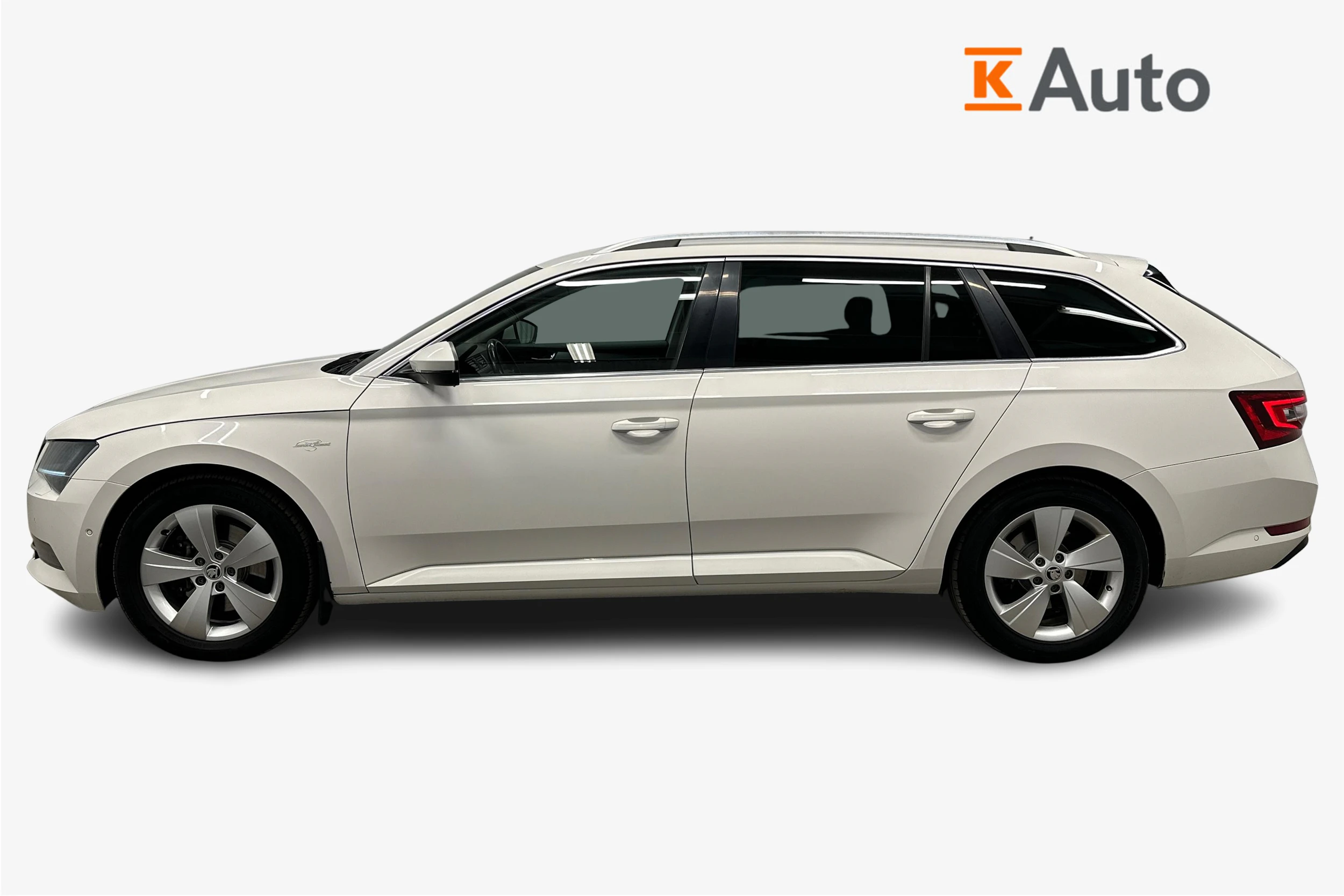 valkoinen Skoda Superb 2017 kuva 5.