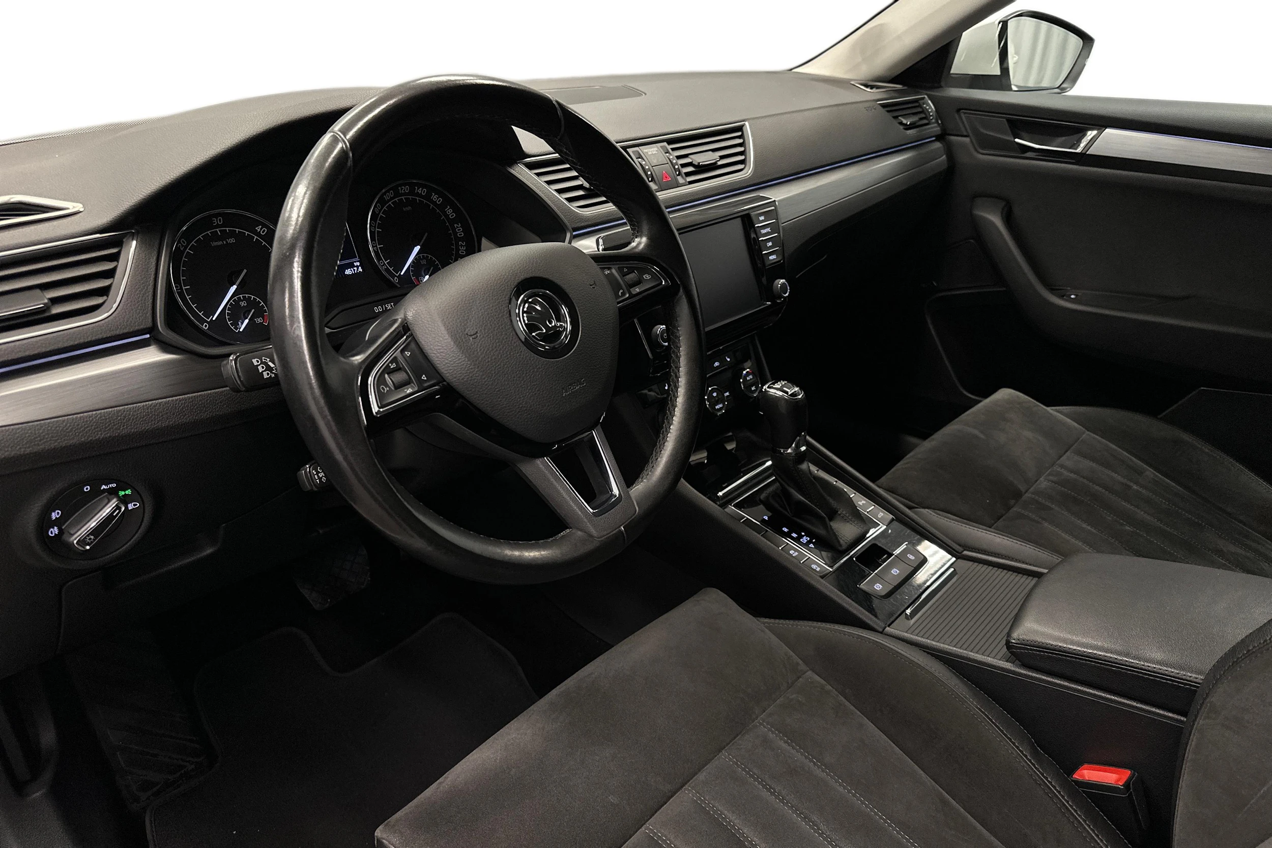 valkoinen Skoda Superb 2017 kuva 6.
