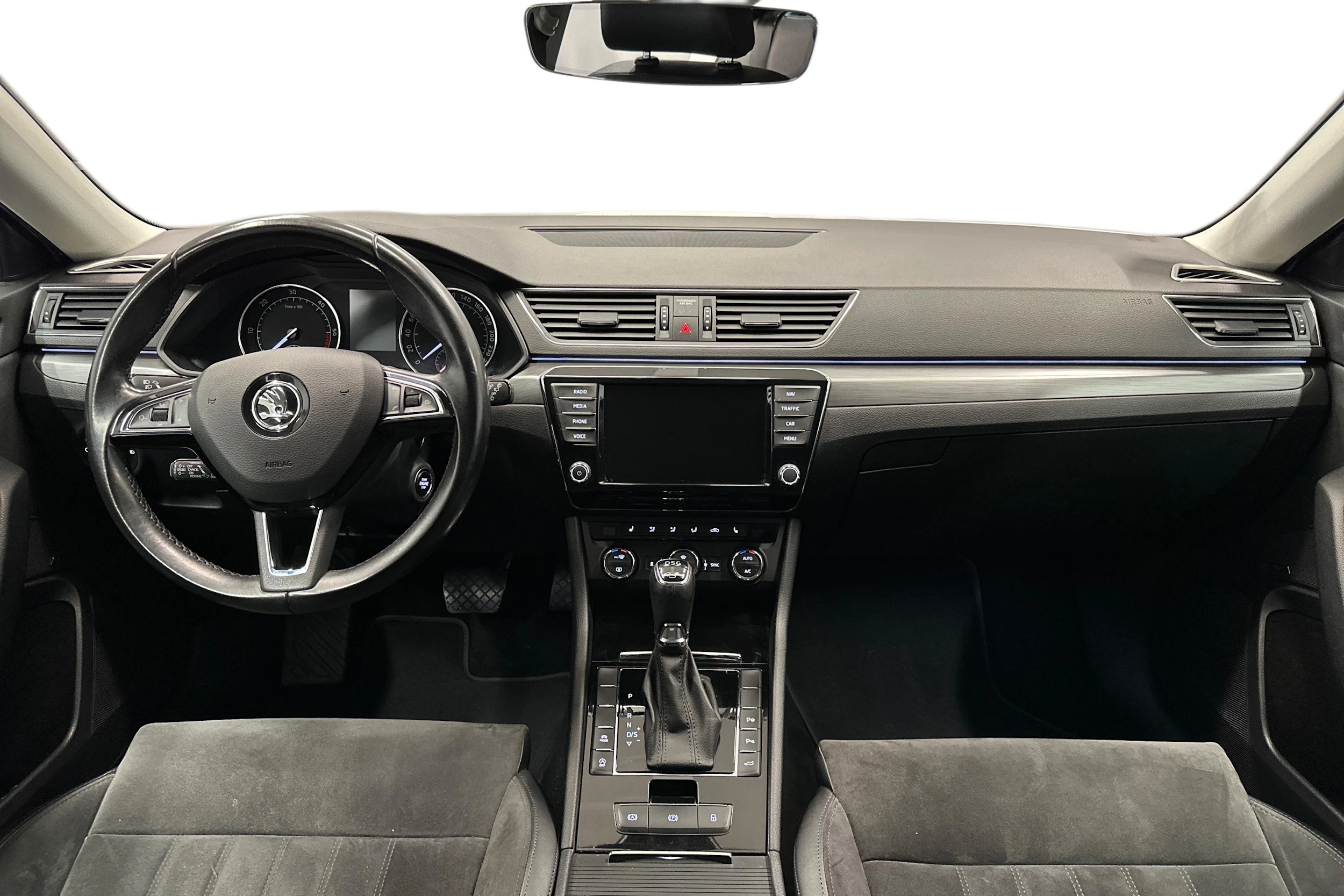 valkoinen Skoda Superb 2017 kuva 7.
