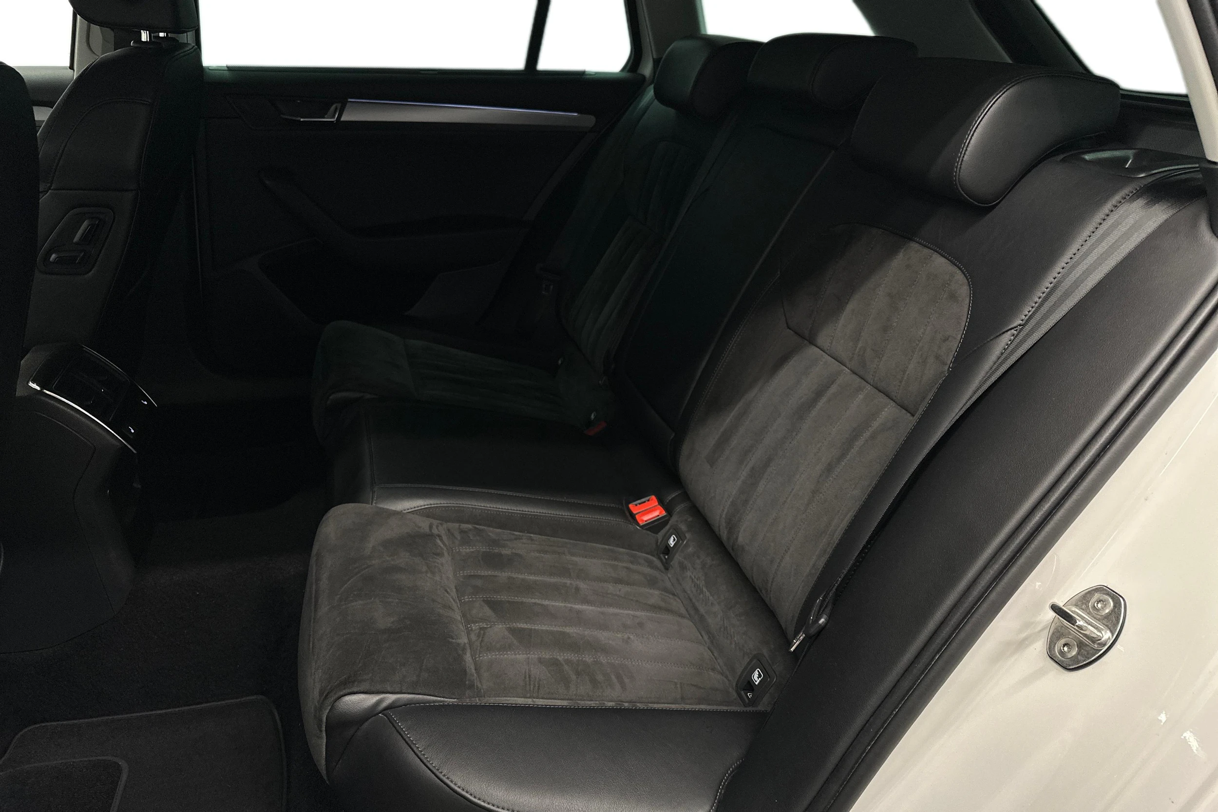 valkoinen Skoda Superb 2017 kuva 8.