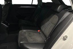 valkoinen Skoda Superb 2017 kuva 8.