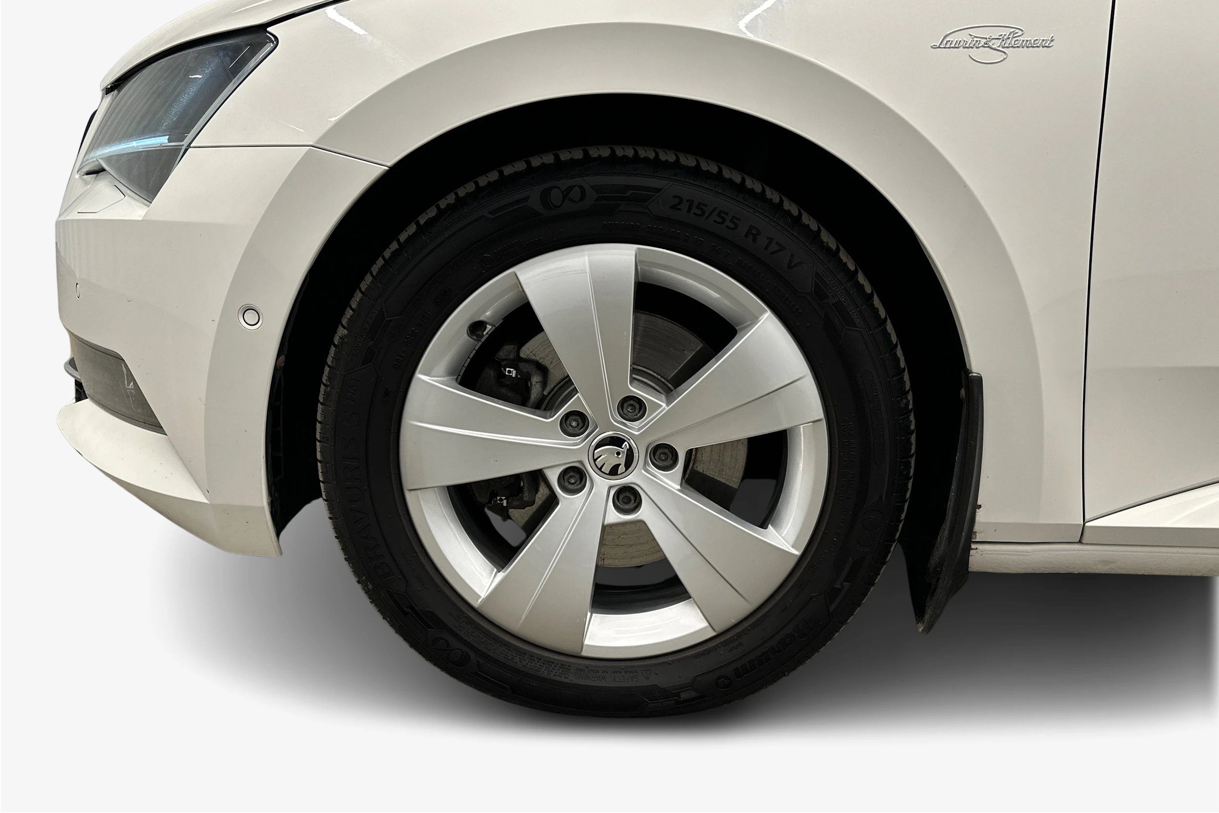 valkoinen Skoda Superb 2017 kuva 9.