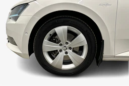 valkoinen Skoda Superb 2017 kuva 9.