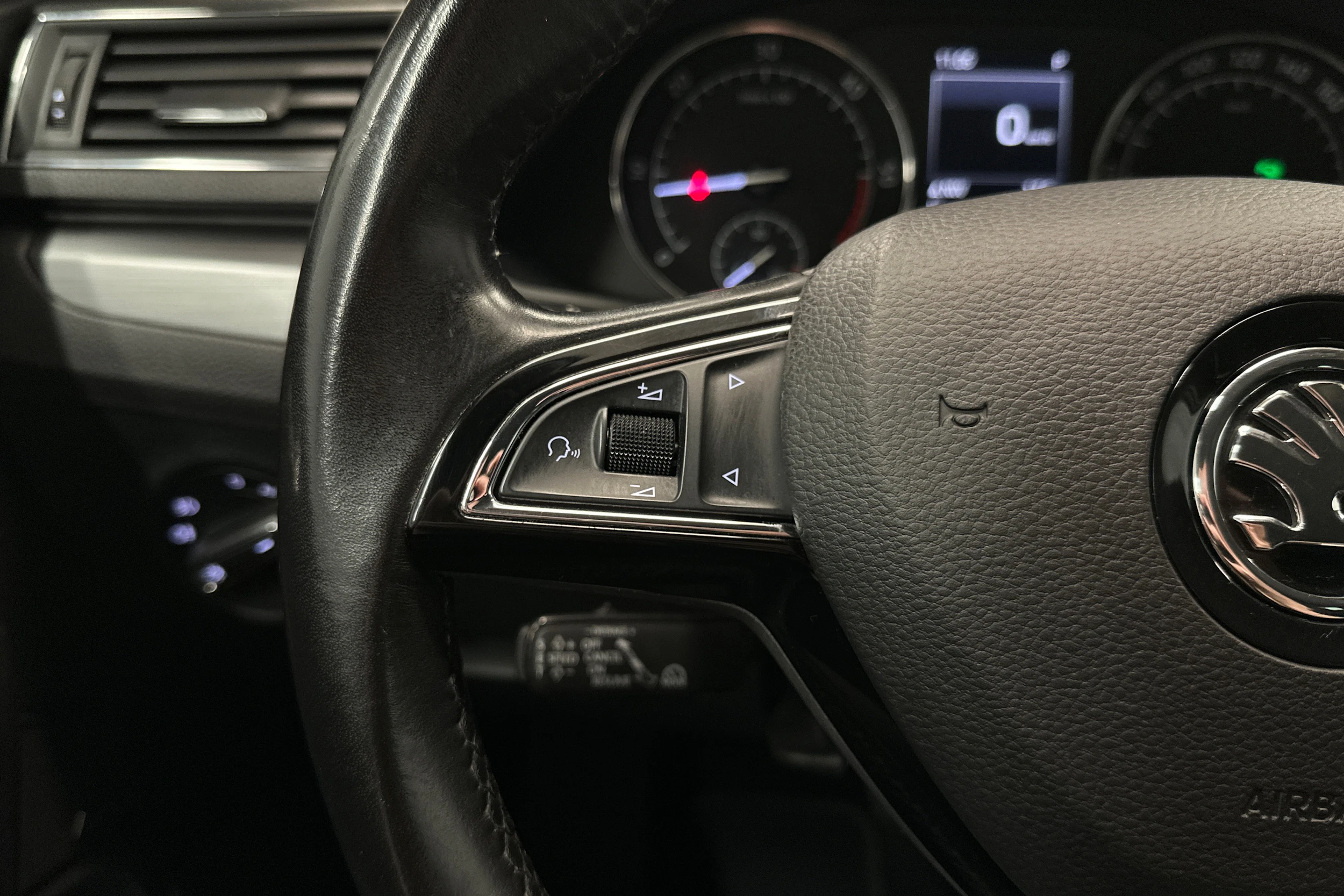 valkoinen Skoda Superb 2017 kuva 11.