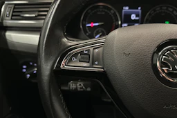 valkoinen Skoda Superb 2017 kuva 11.