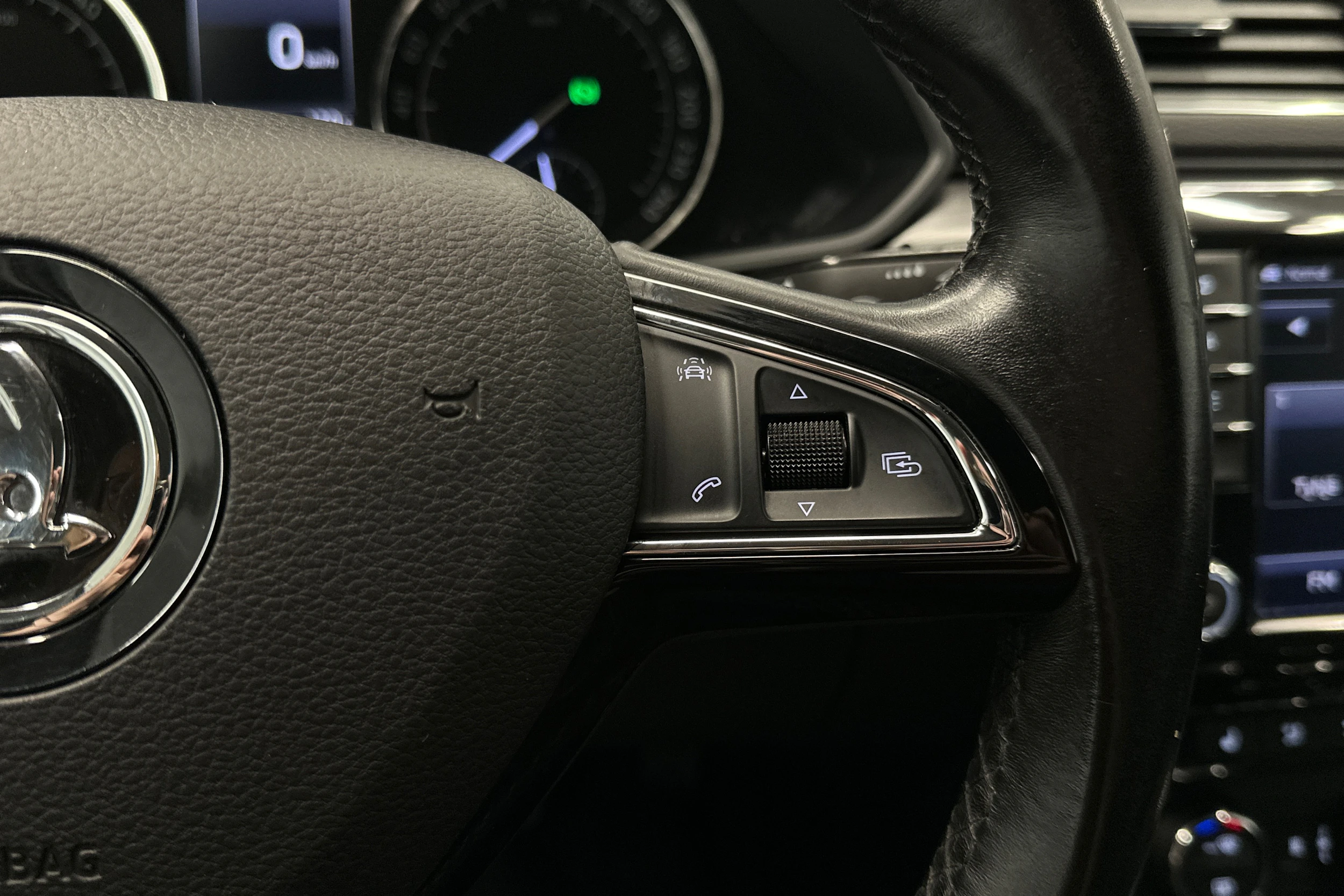 valkoinen Skoda Superb 2017 kuva 12.