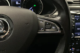 valkoinen Skoda Superb 2017 kuva 12.