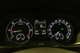 valkoinen Skoda Superb 2017 kuva 13.