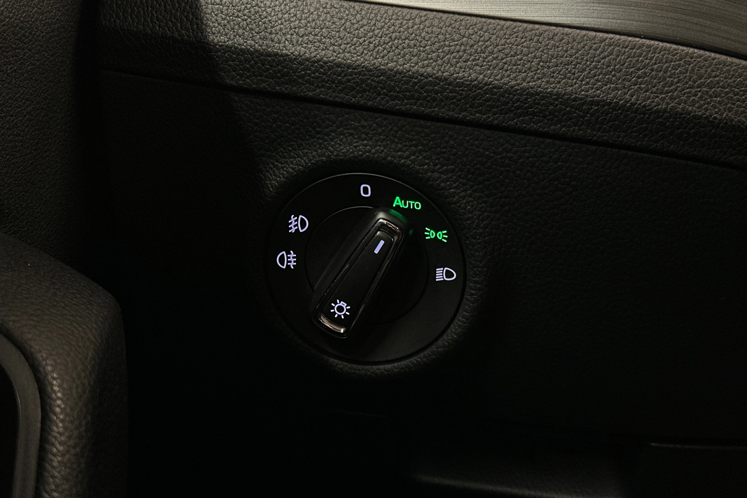 valkoinen Skoda Superb 2017 kuva 15.