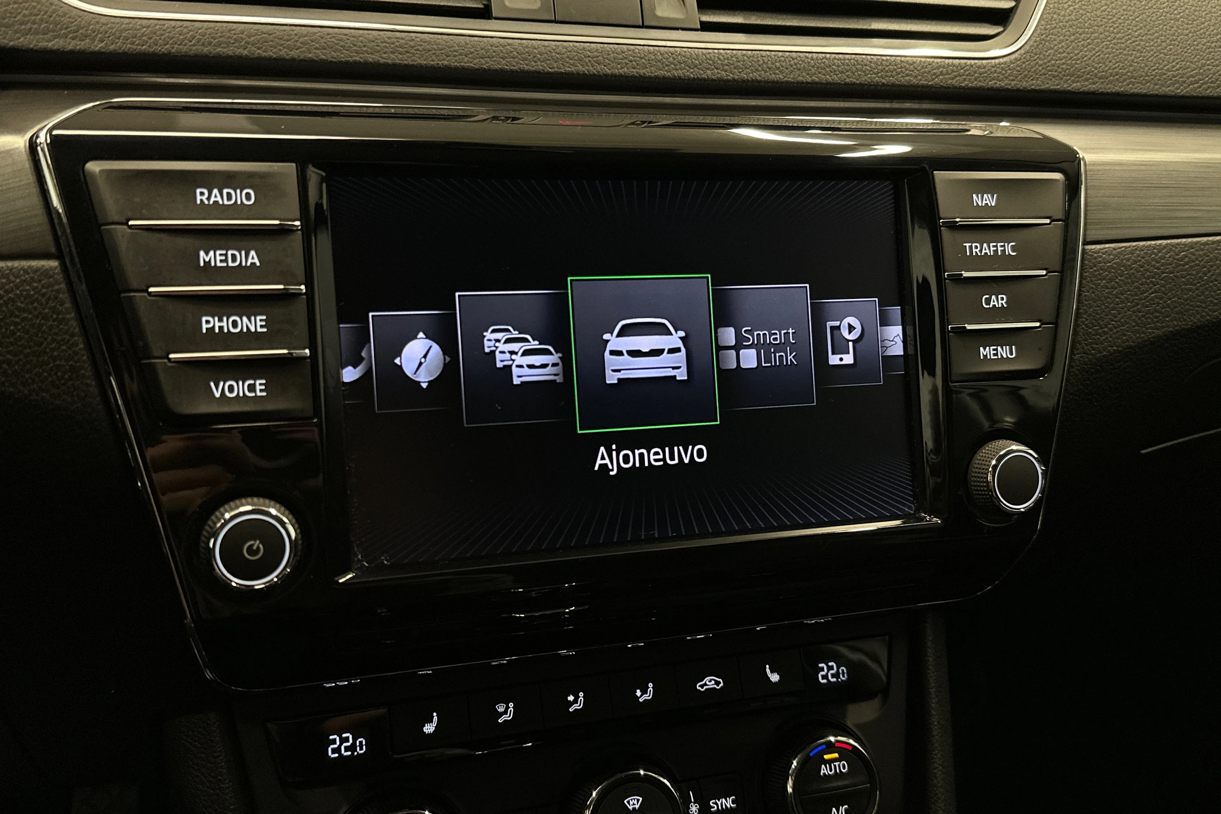 valkoinen Skoda Superb 2017 kuva 16.