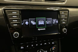 valkoinen Skoda Superb 2017 kuva 16.