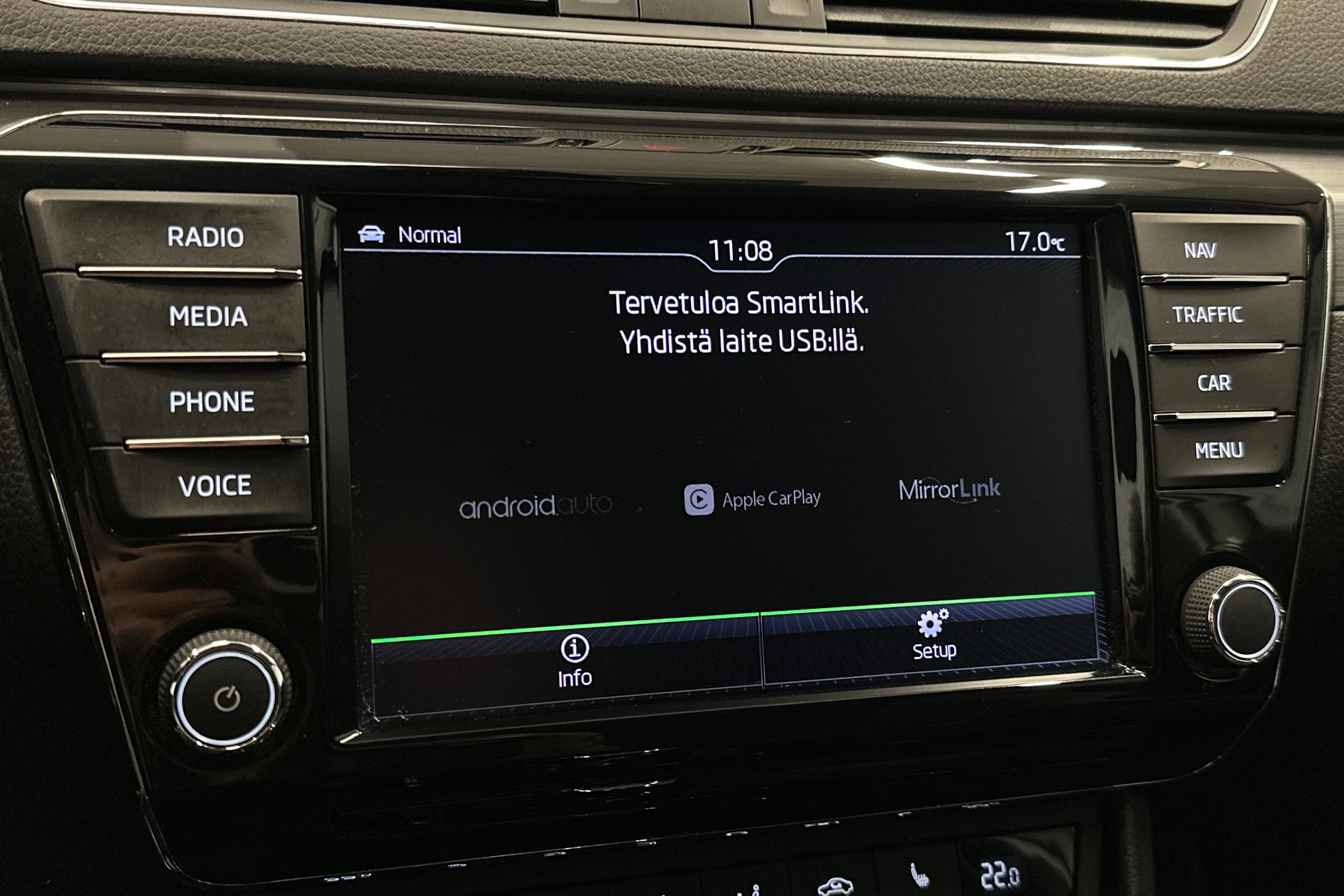 valkoinen Skoda Superb 2017 kuva 19.