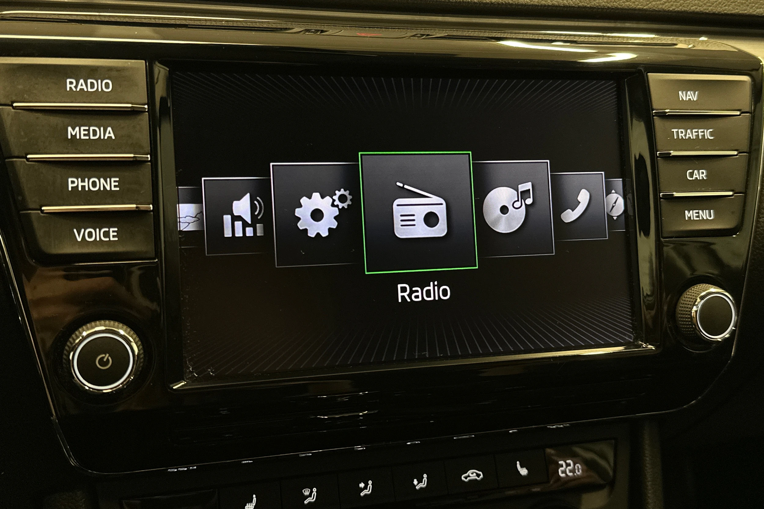 valkoinen Skoda Superb 2017 kuva 22.