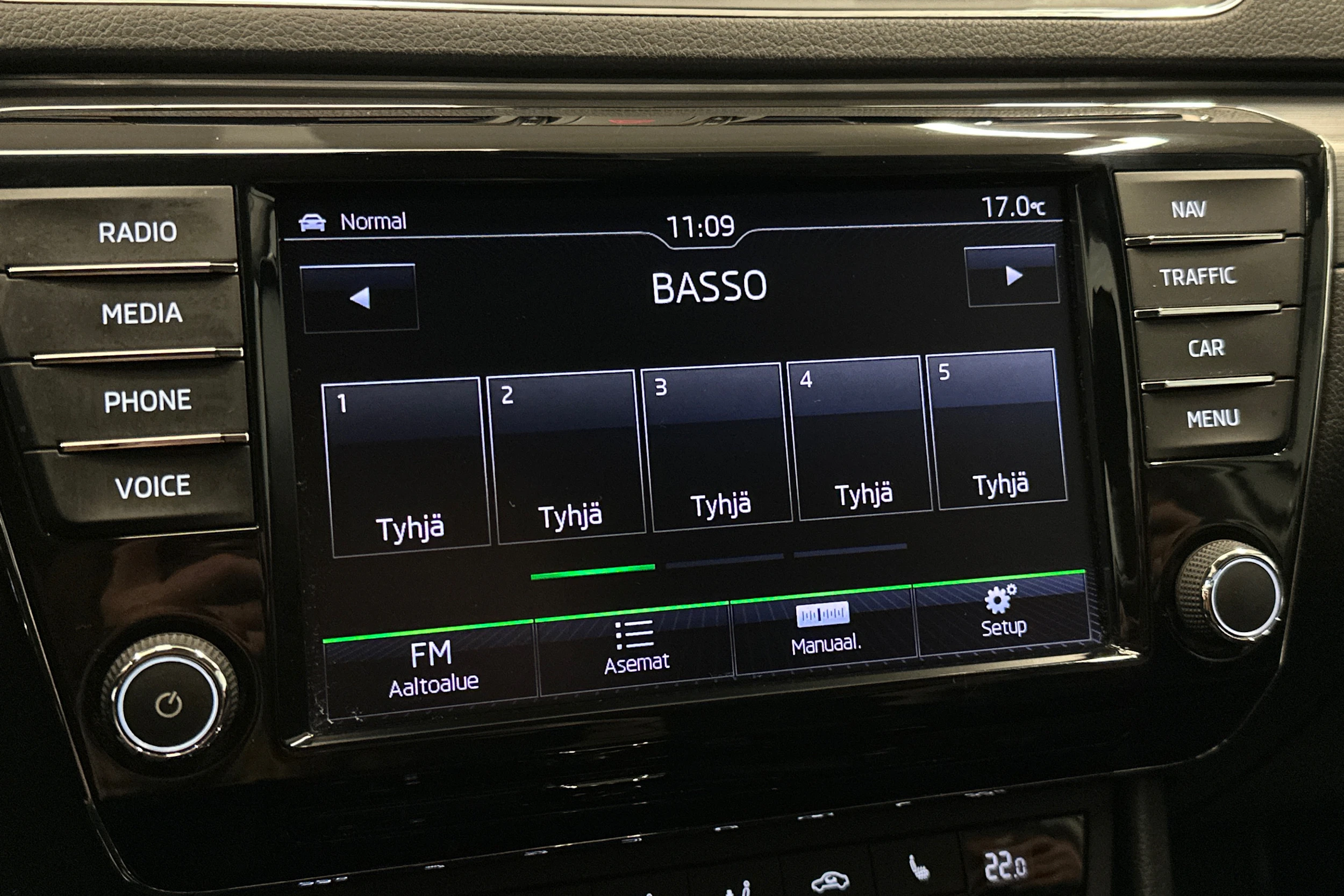 valkoinen Skoda Superb 2017 kuva 23.