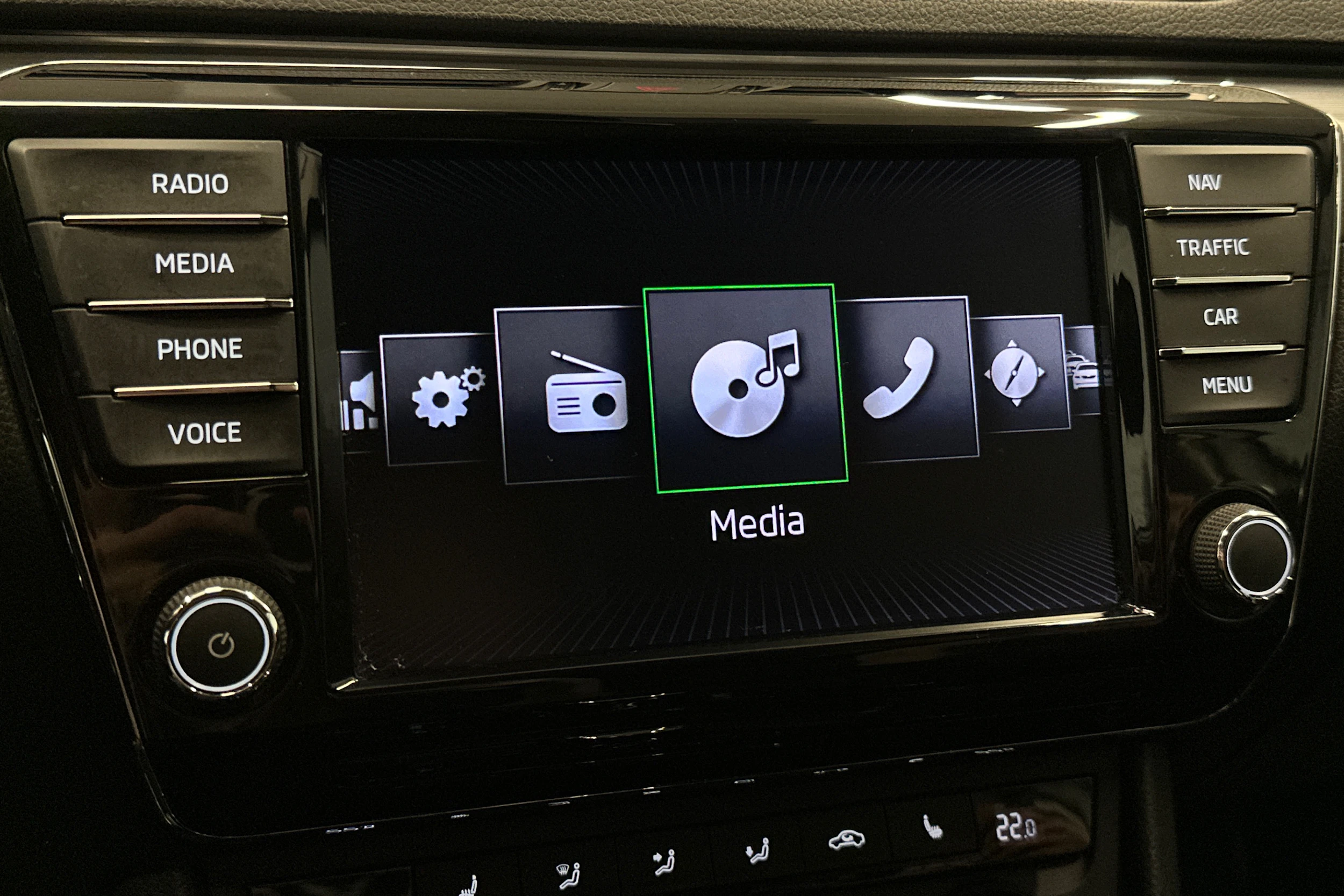 valkoinen Skoda Superb 2017 kuva 24.
