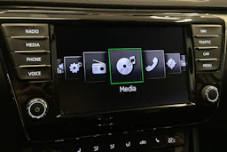 valkoinen Skoda Superb 2017 kuva 24.