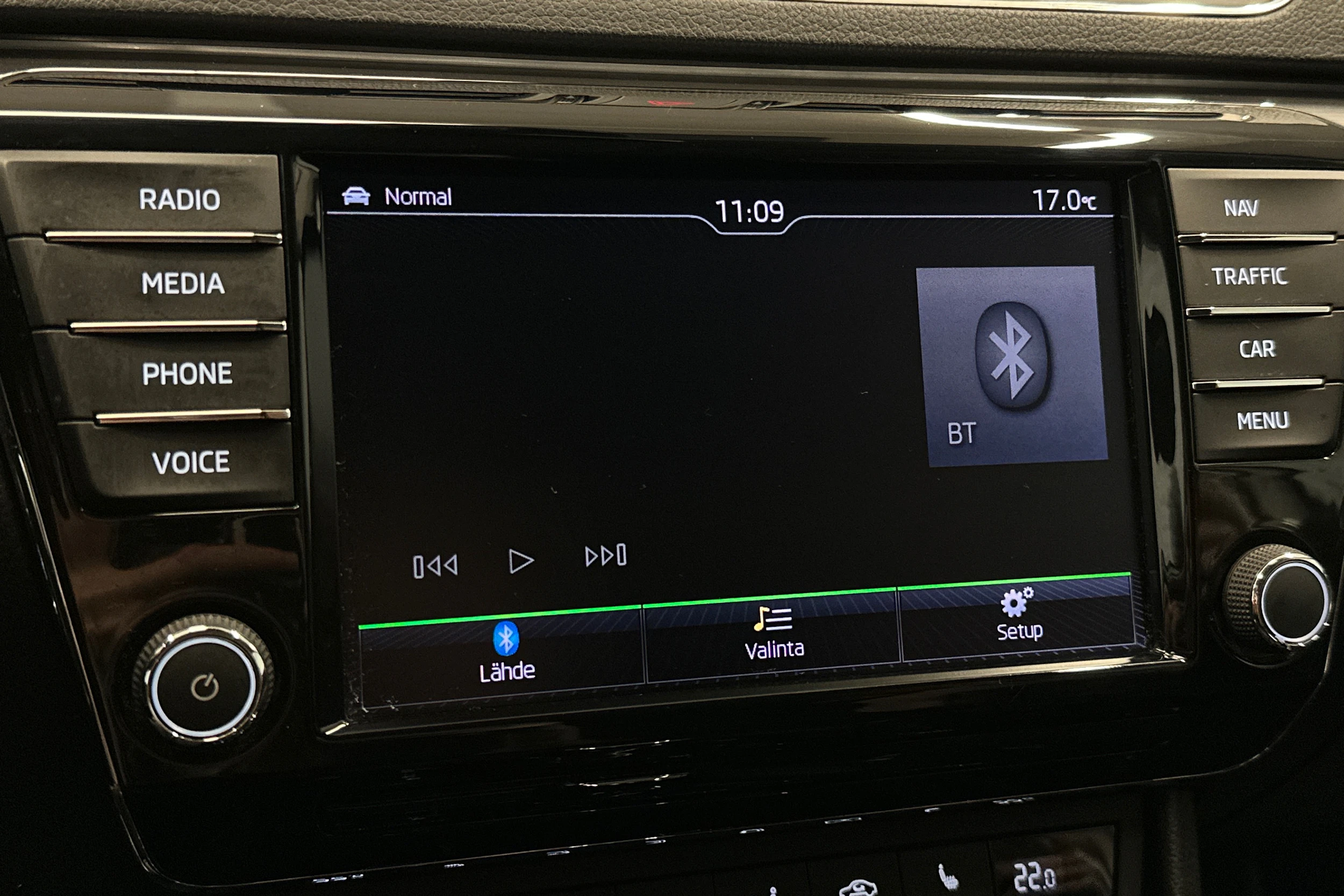 valkoinen Skoda Superb 2017 kuva 25.