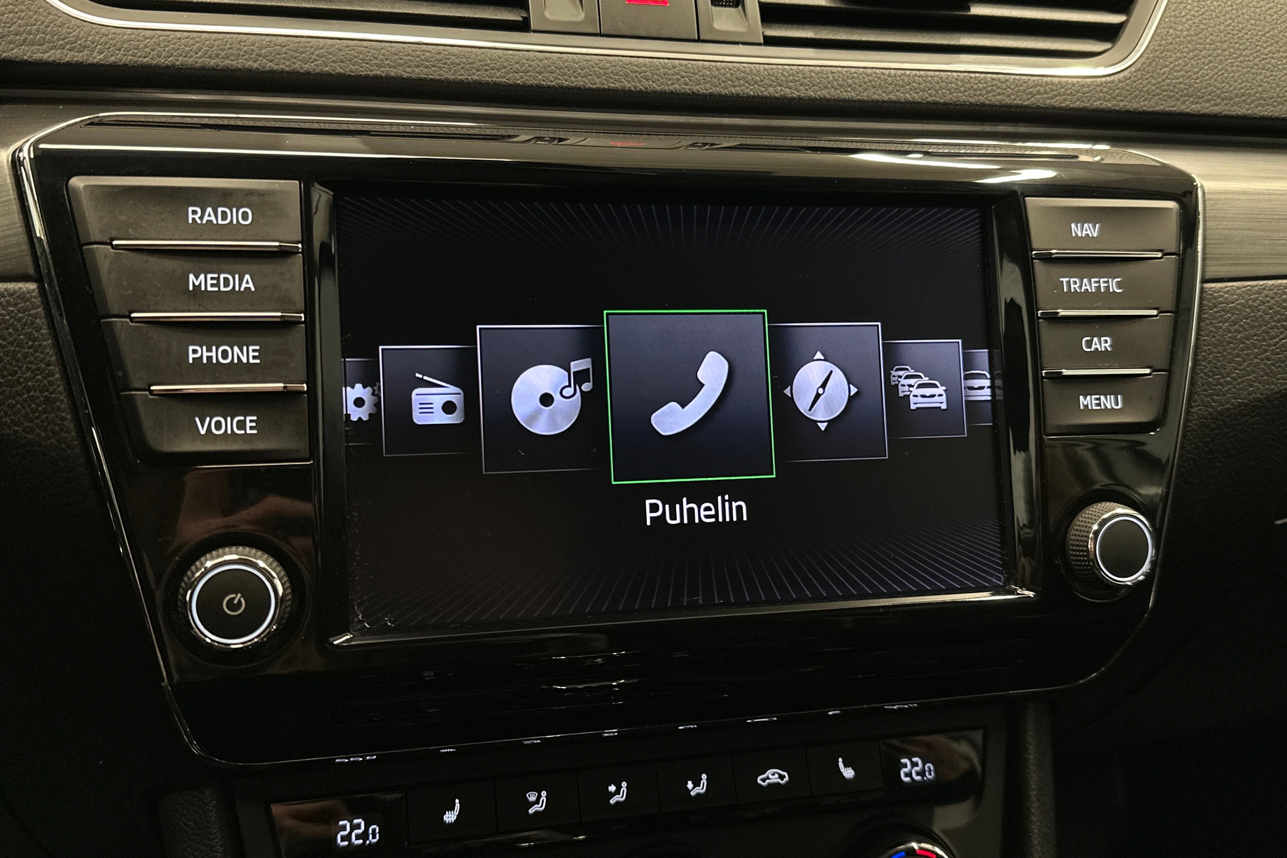 valkoinen Skoda Superb 2017 kuva 26.