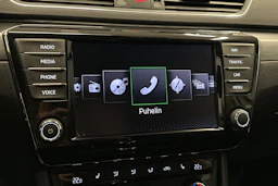 valkoinen Skoda Superb 2017 kuva 26.