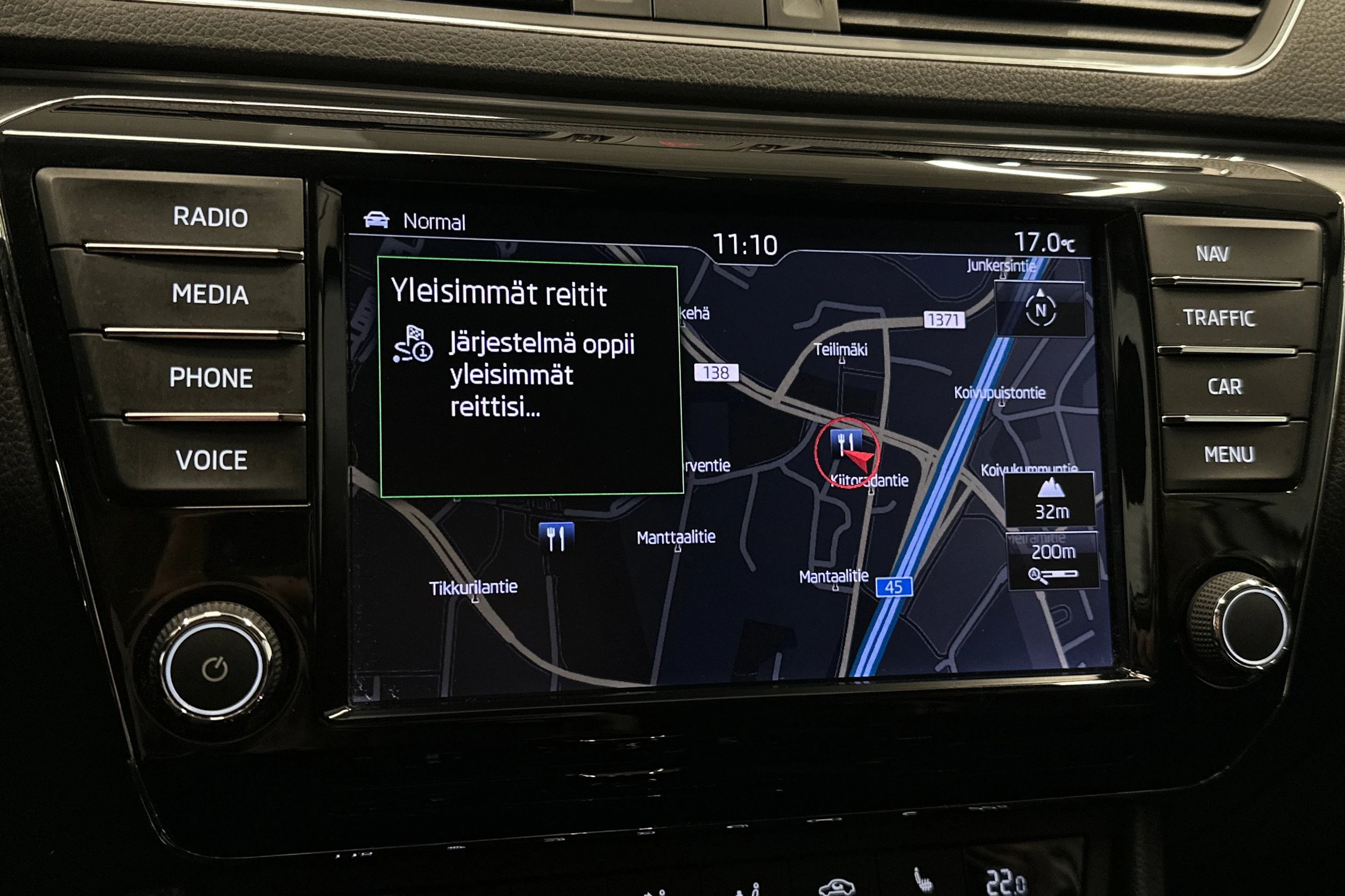 valkoinen Skoda Superb 2017 kuva 29.