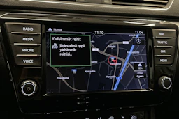 valkoinen Skoda Superb 2017 kuva 29.