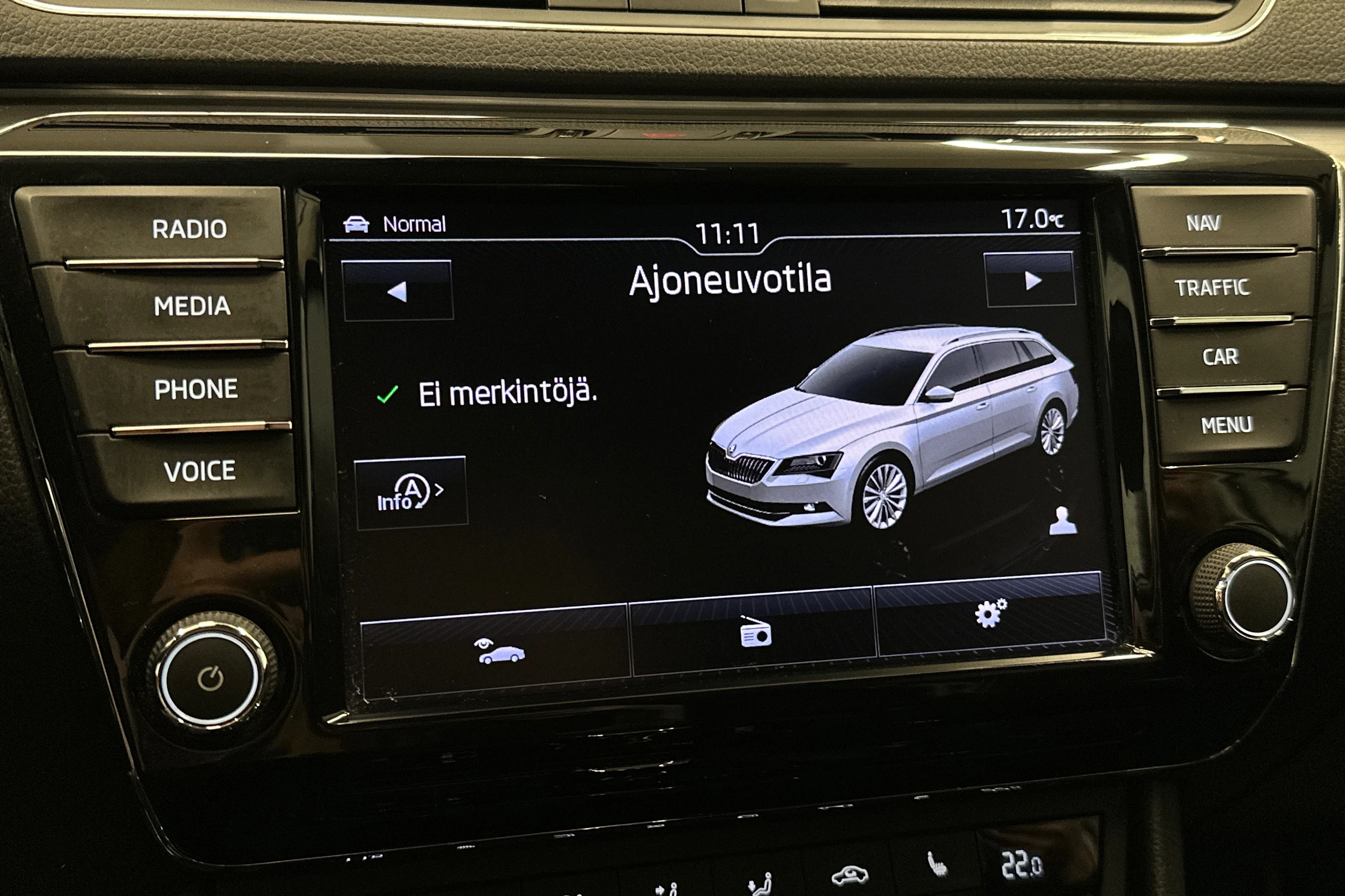 valkoinen Skoda Superb 2017 kuva 30.