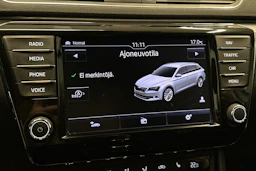 valkoinen Skoda Superb 2017 kuva 30.