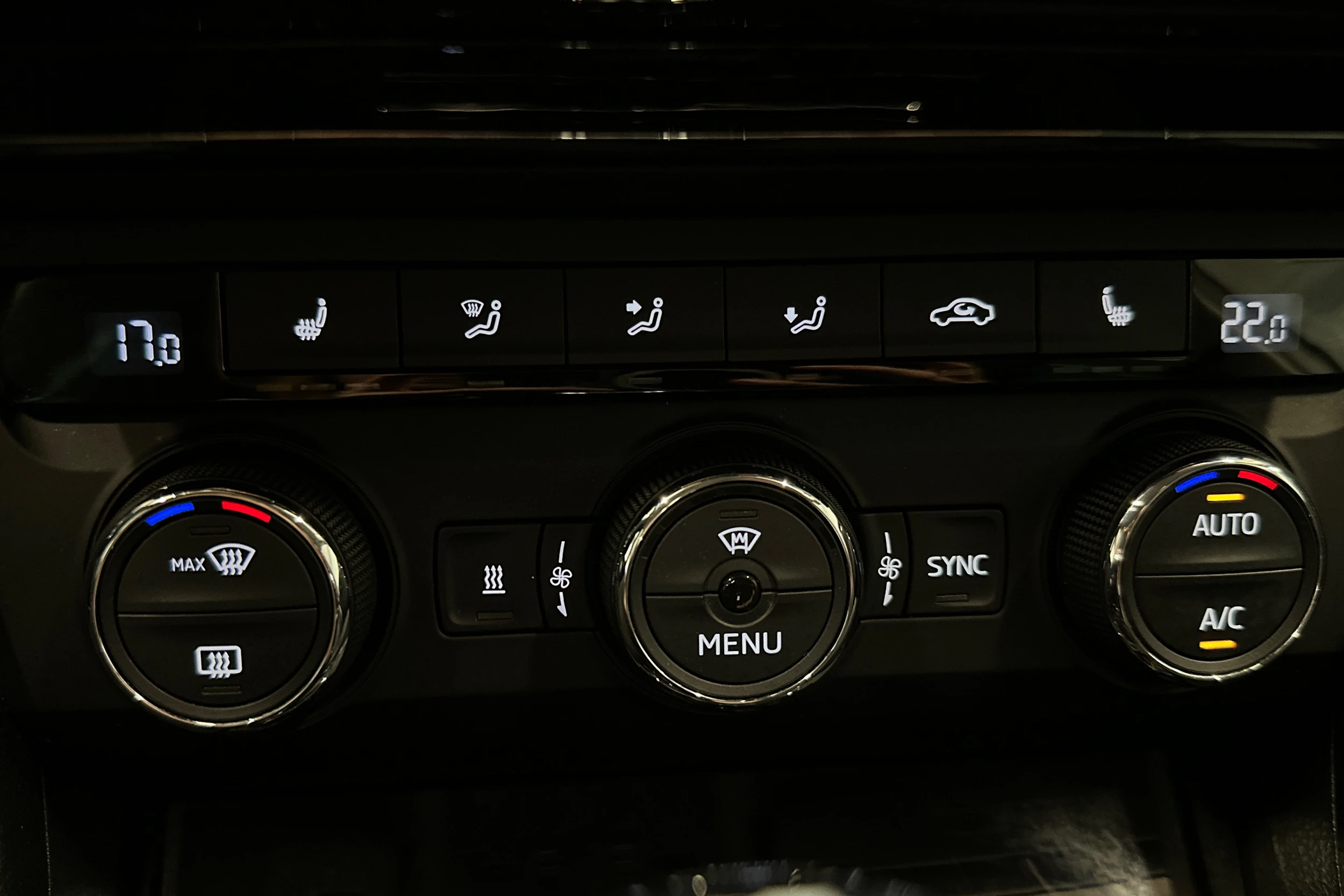 valkoinen Skoda Superb 2017 kuva 31.