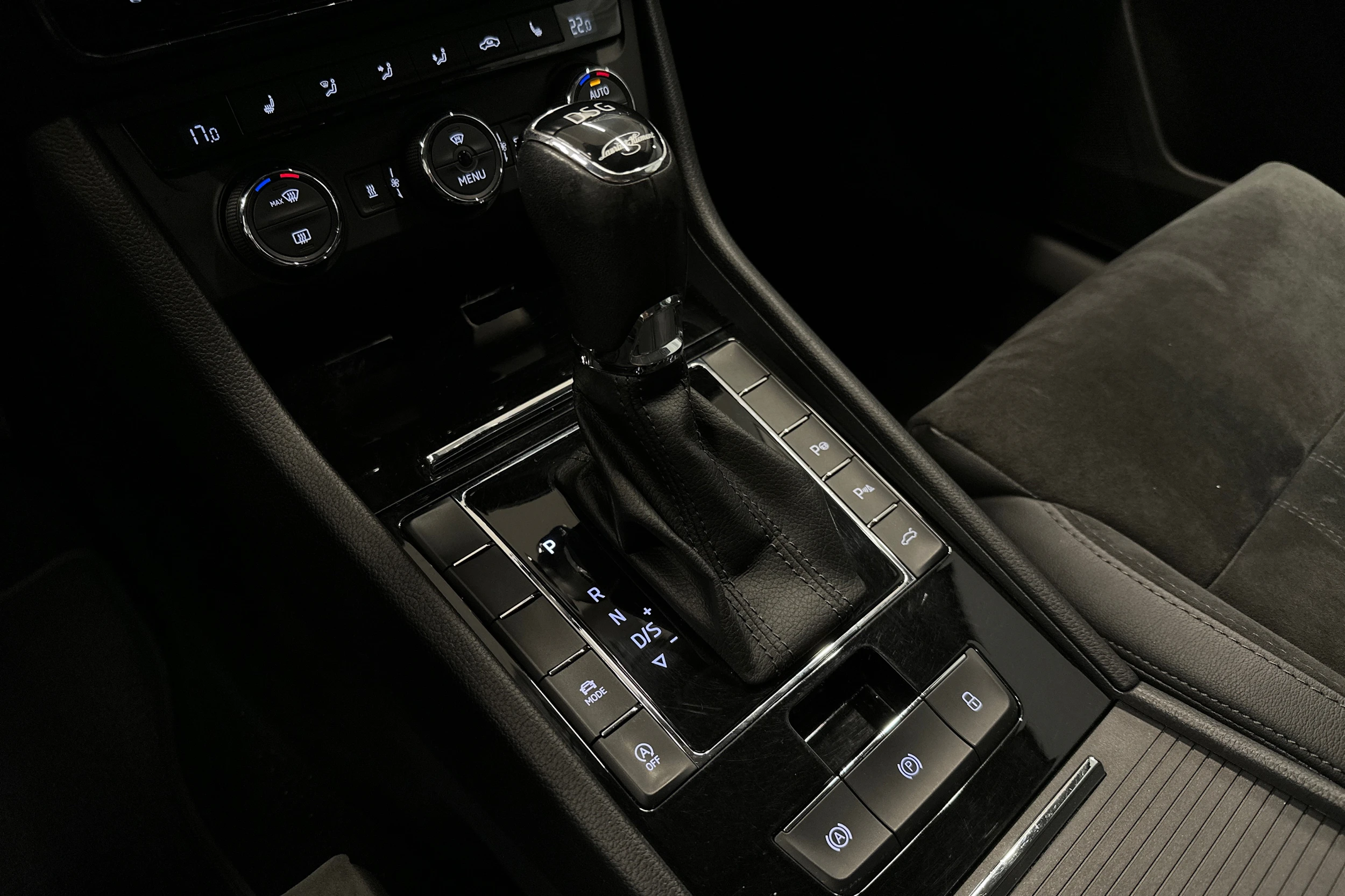 valkoinen Skoda Superb 2017 kuva 32.