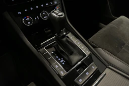 valkoinen Skoda Superb 2017 kuva 32.