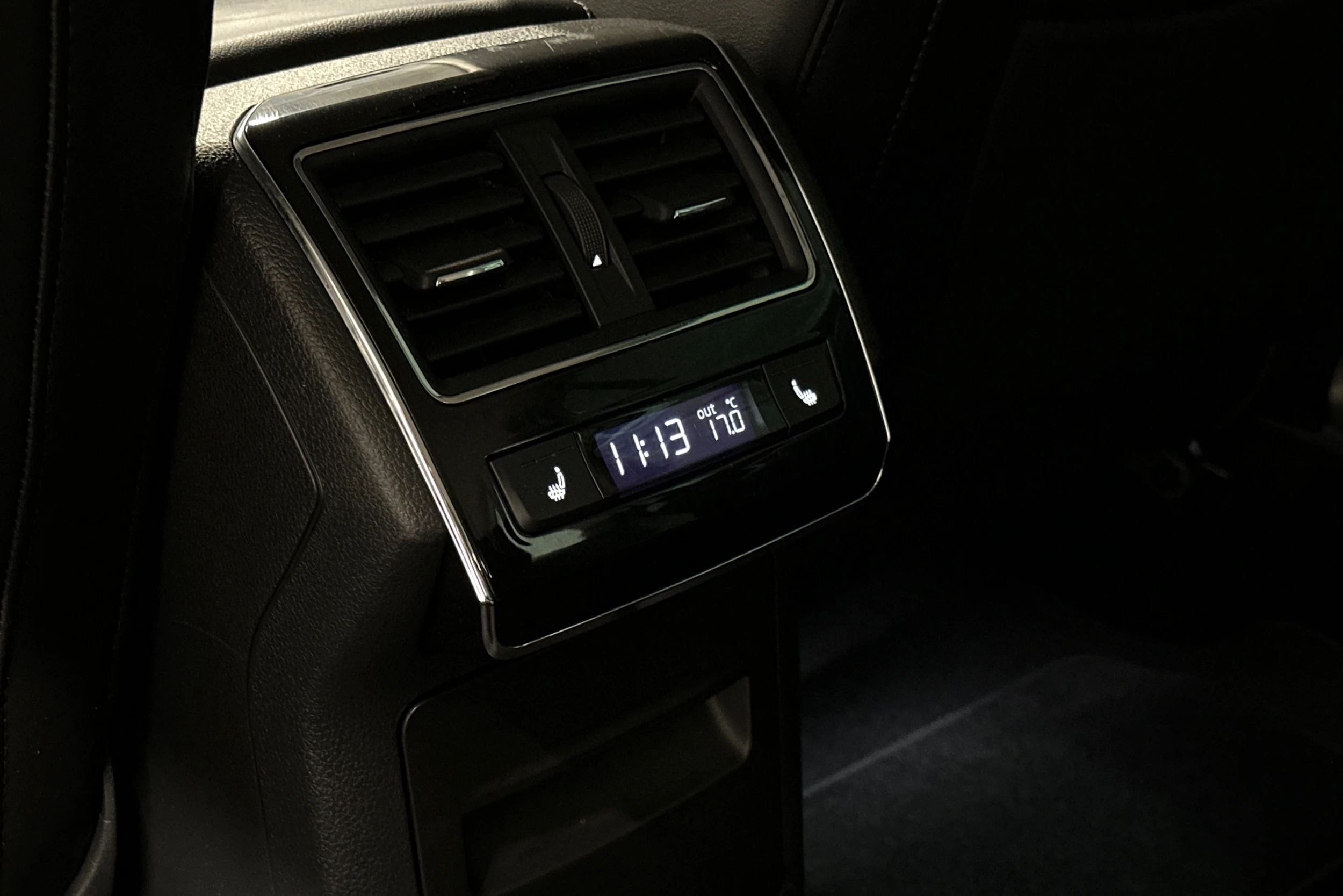 valkoinen Skoda Superb 2017 kuva 34.